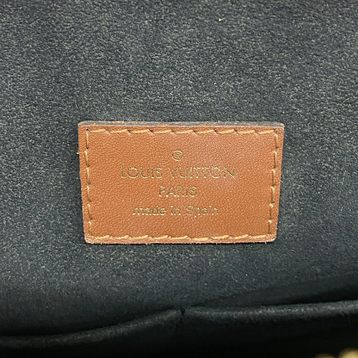 Louis Vuitton Noir Handbag (Pre-Owned)