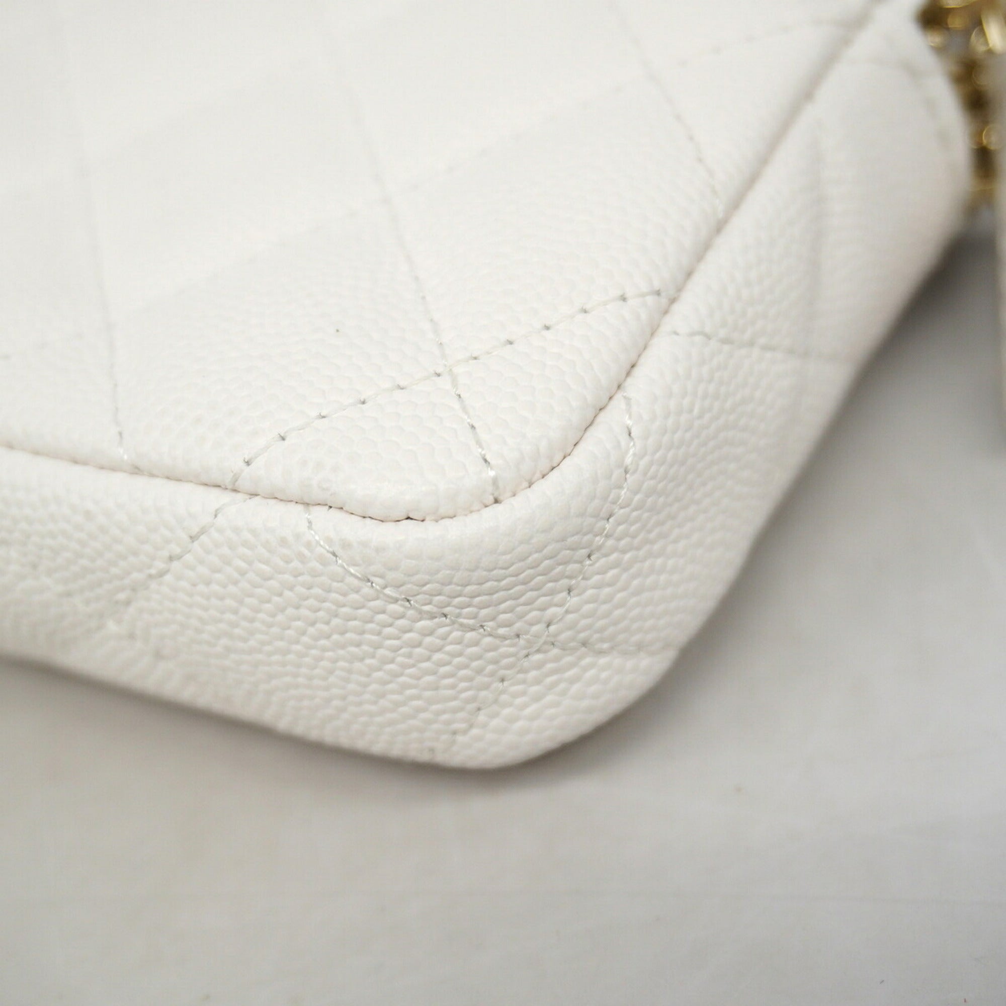 Chanel White Grained Calfskin Shoulder Bag (Pre-Owned)