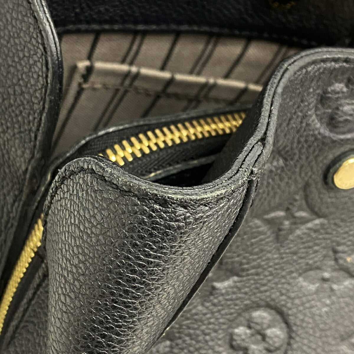 Louis Vuitton Noir Handbag (Pre-Owned)