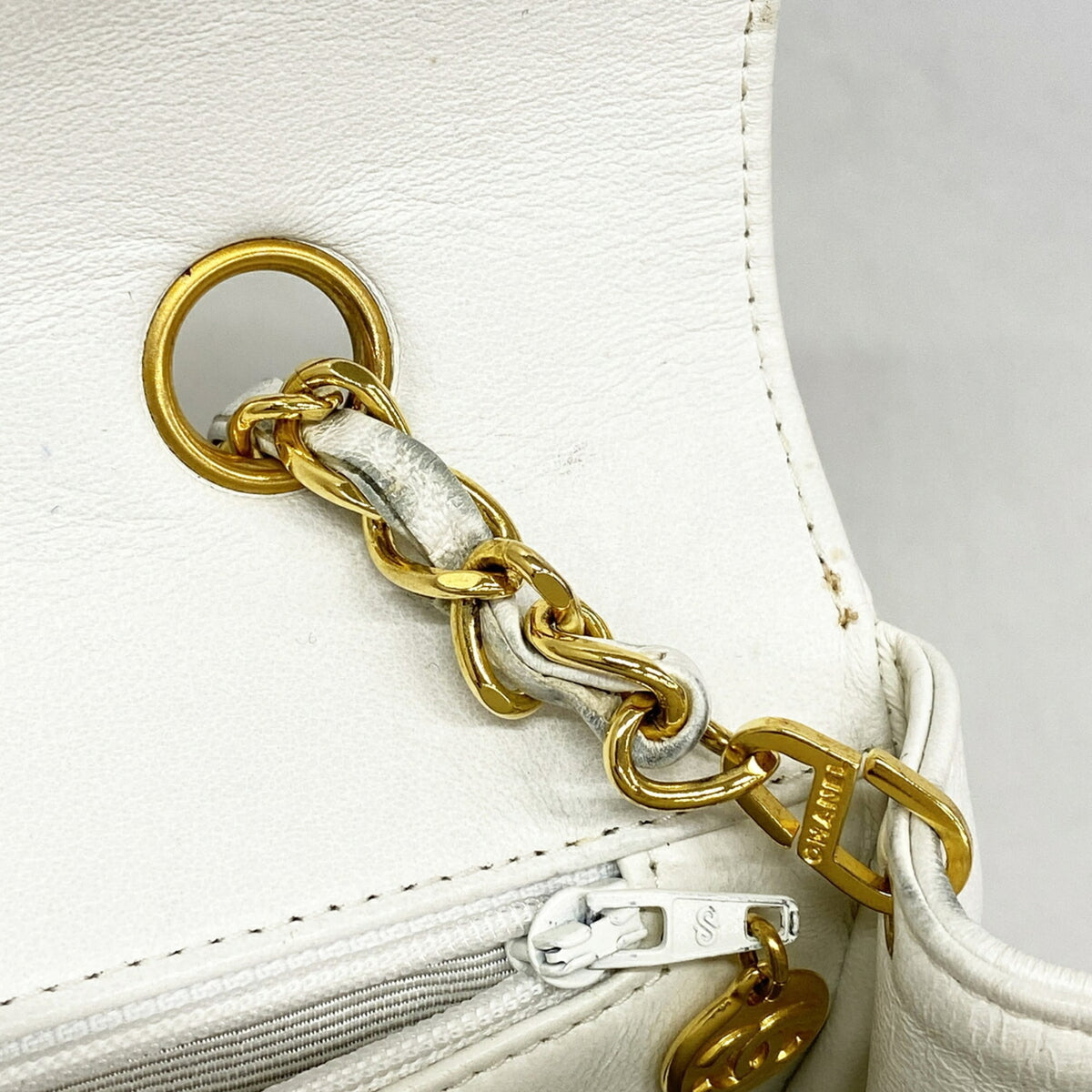 Chanel White Leather Shoulder Bag (Pre-Owned)