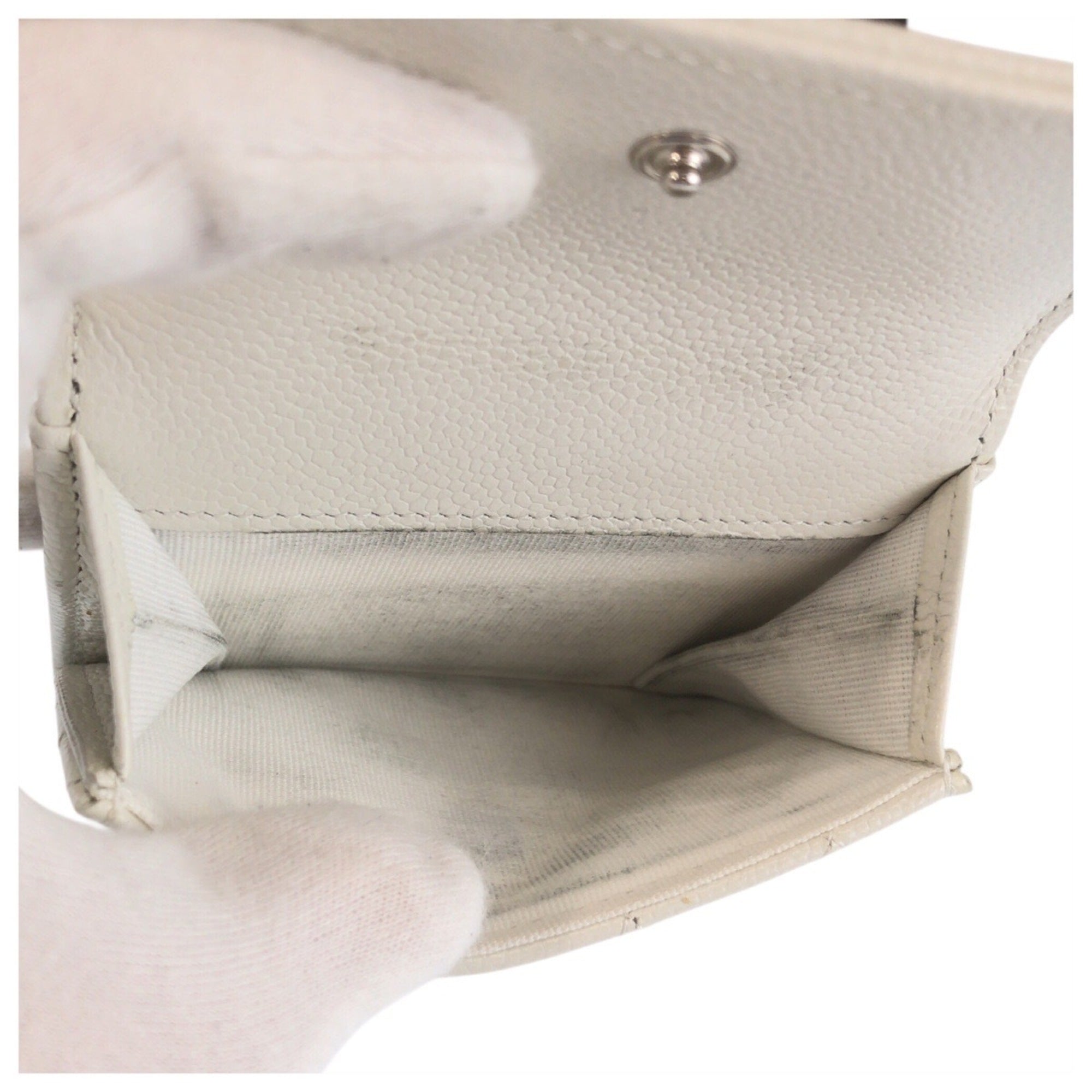 Chanel White Leather Wallet (Tri-Fold) (Pre-Owned)