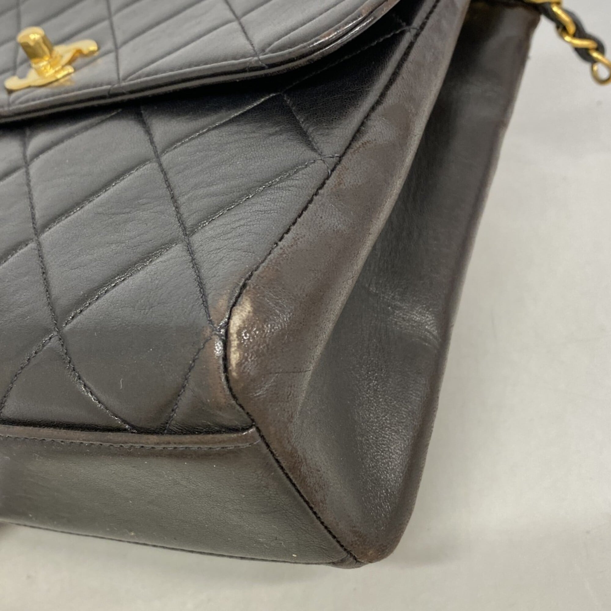 Chanel Black Leather Shoulder Bag (Pre-Owned)