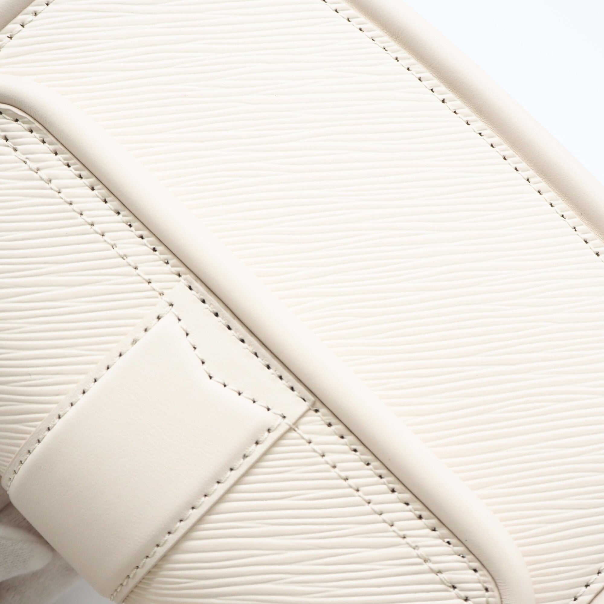 Louis Vuitton Ivory Shoulder Bag (Pre-Owned)