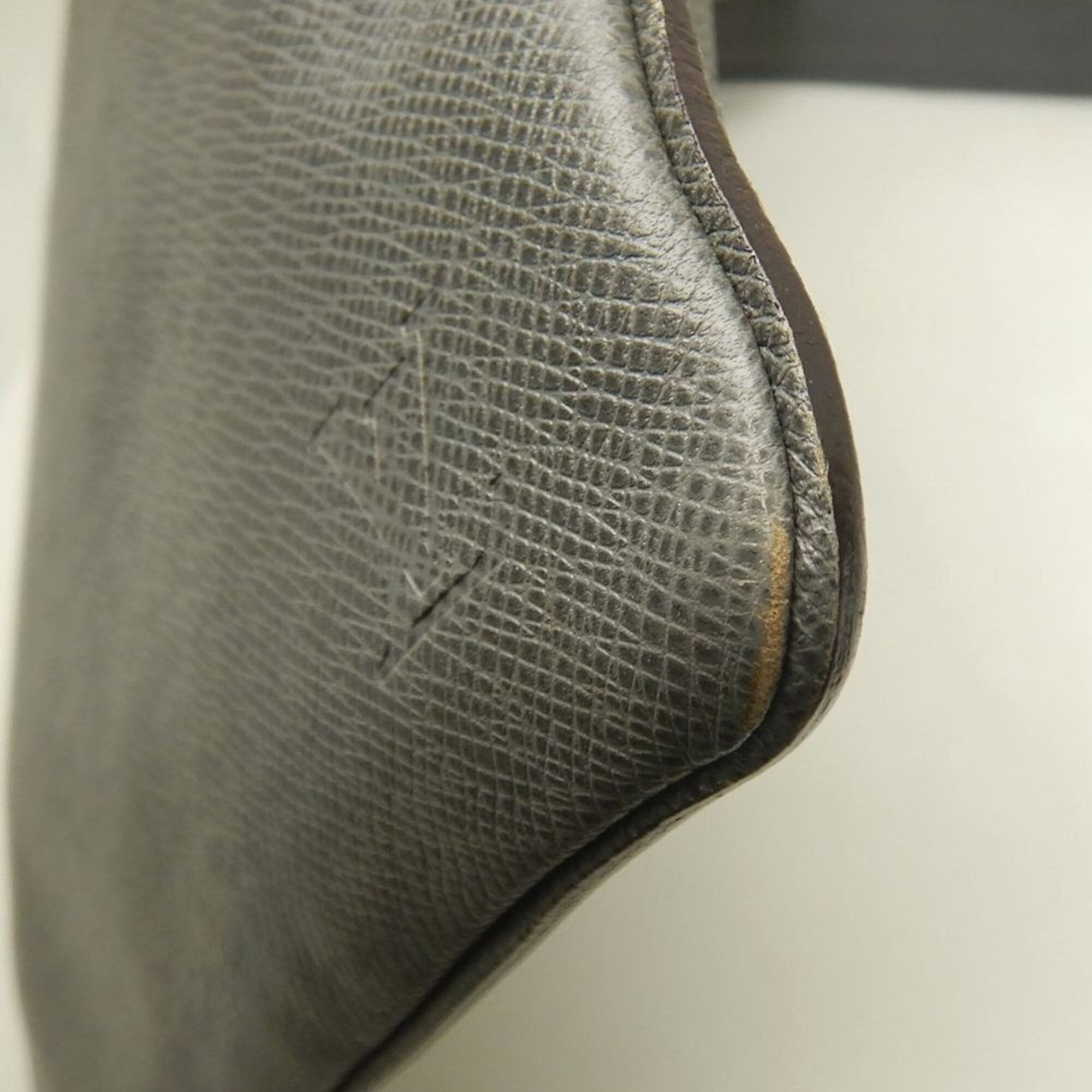 Louis Vuitton Taiga Glacier Taiga Leather Shoulder Bag (Pre-Owned)