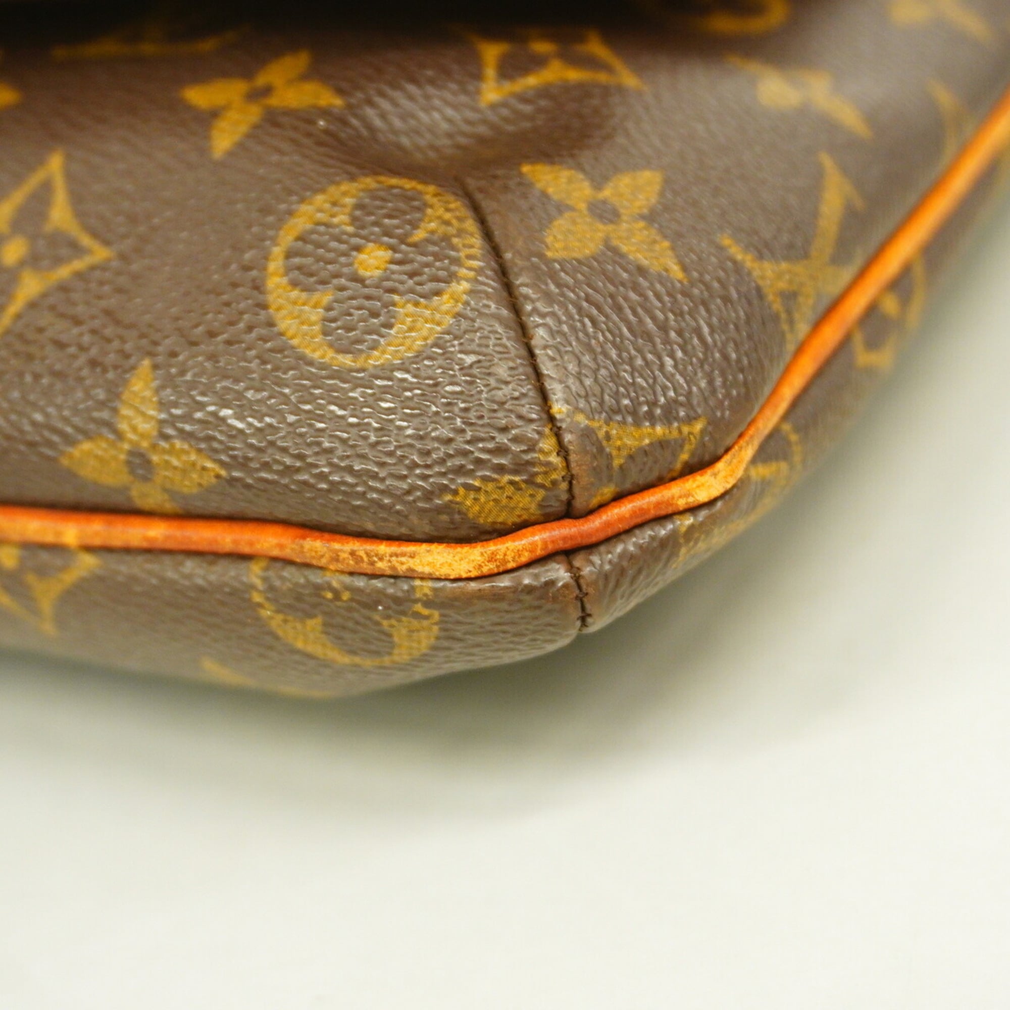 Louis Vuitton Brown Shoulder Bag (Pre-Owned)