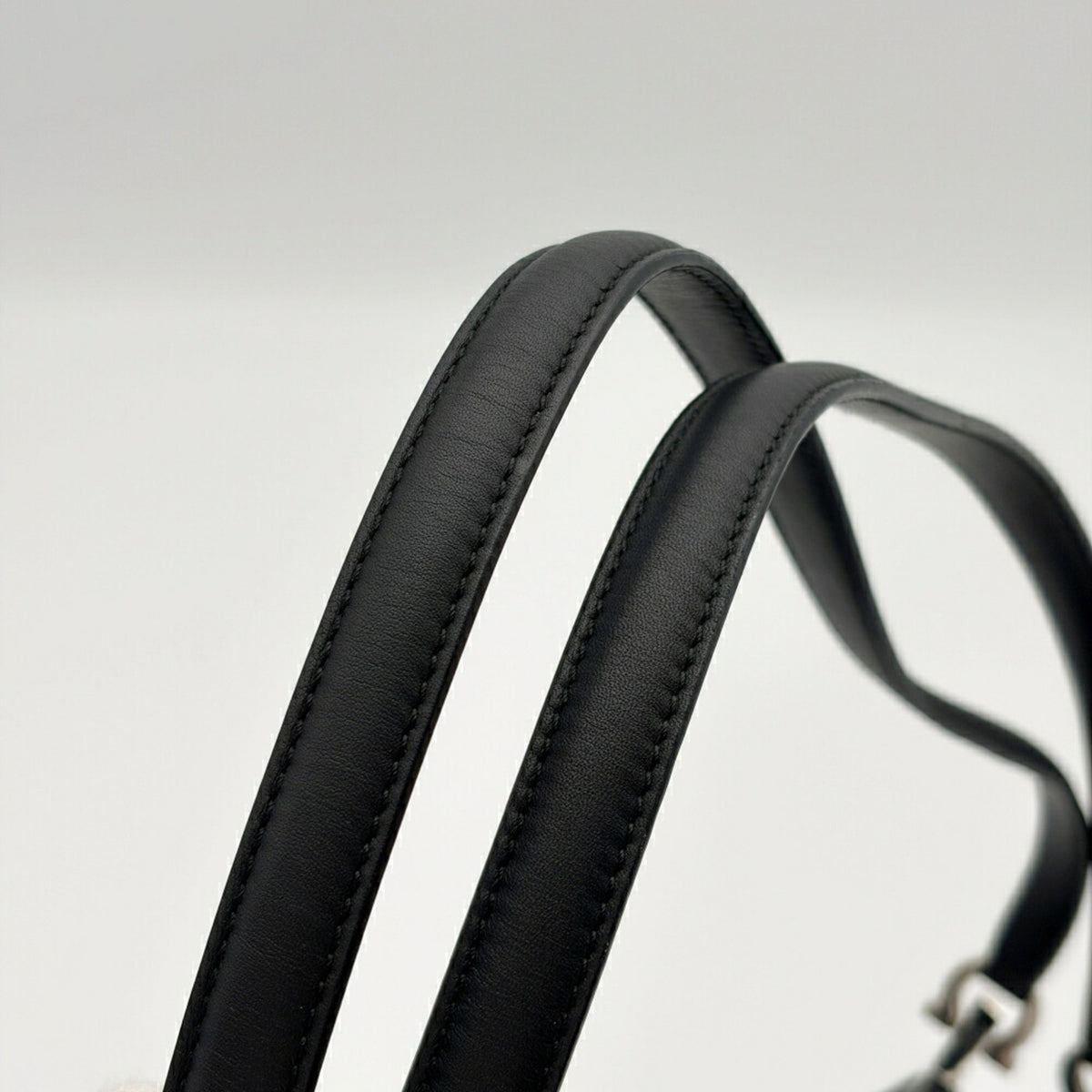 Salvatore Ferragamo Black Leather Shoulder Bag (Pre-Owned)