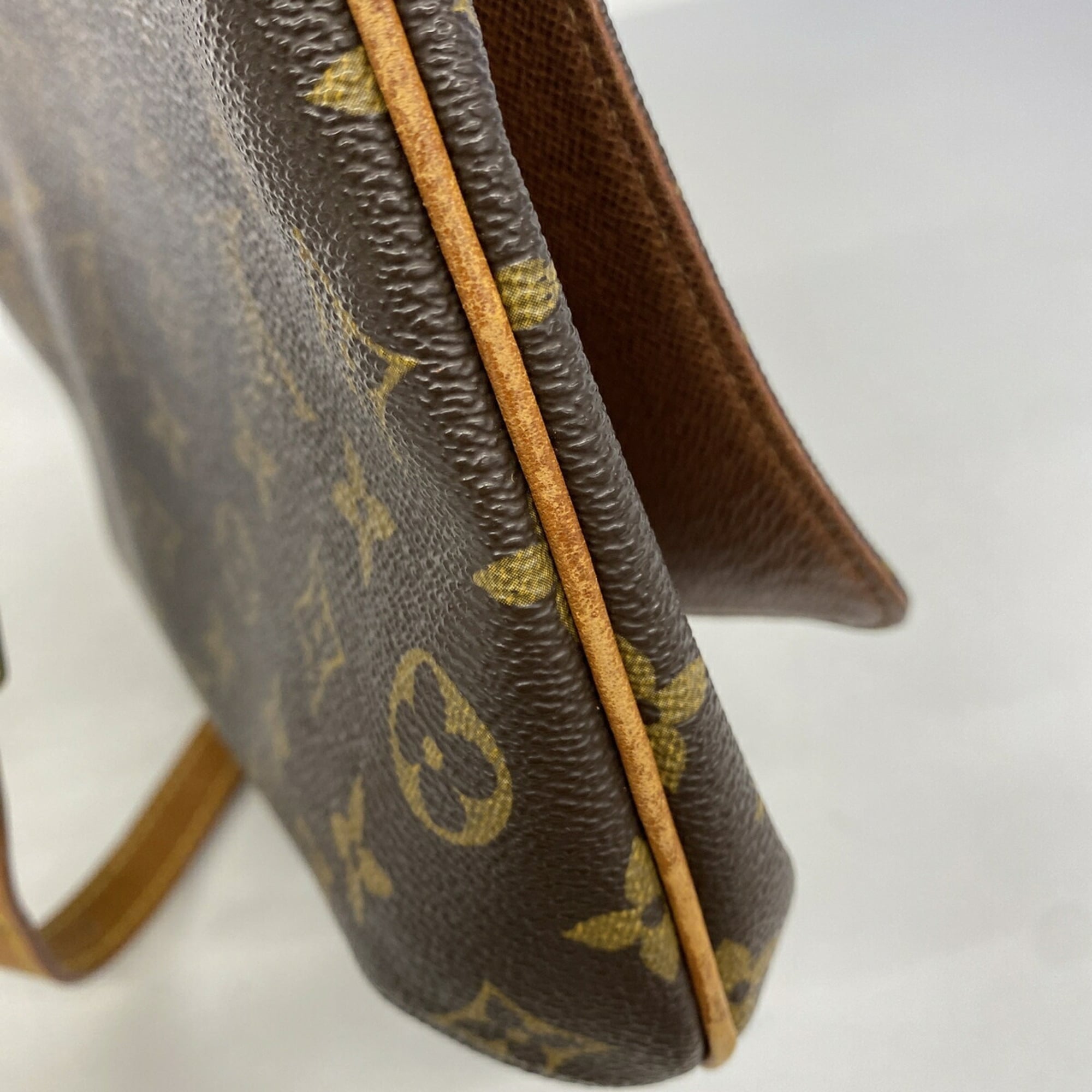 Louis Vuitton Brown Shoulder Bag (Pre-Owned)