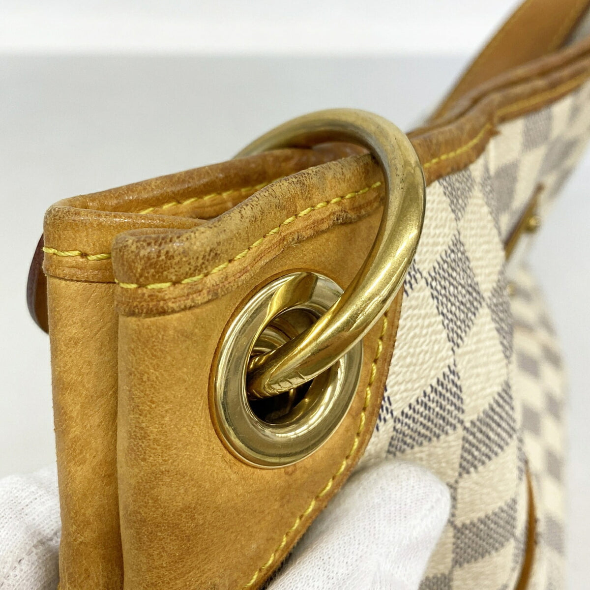 Louis Vuitton White Shoulder Bag (Pre-Owned)