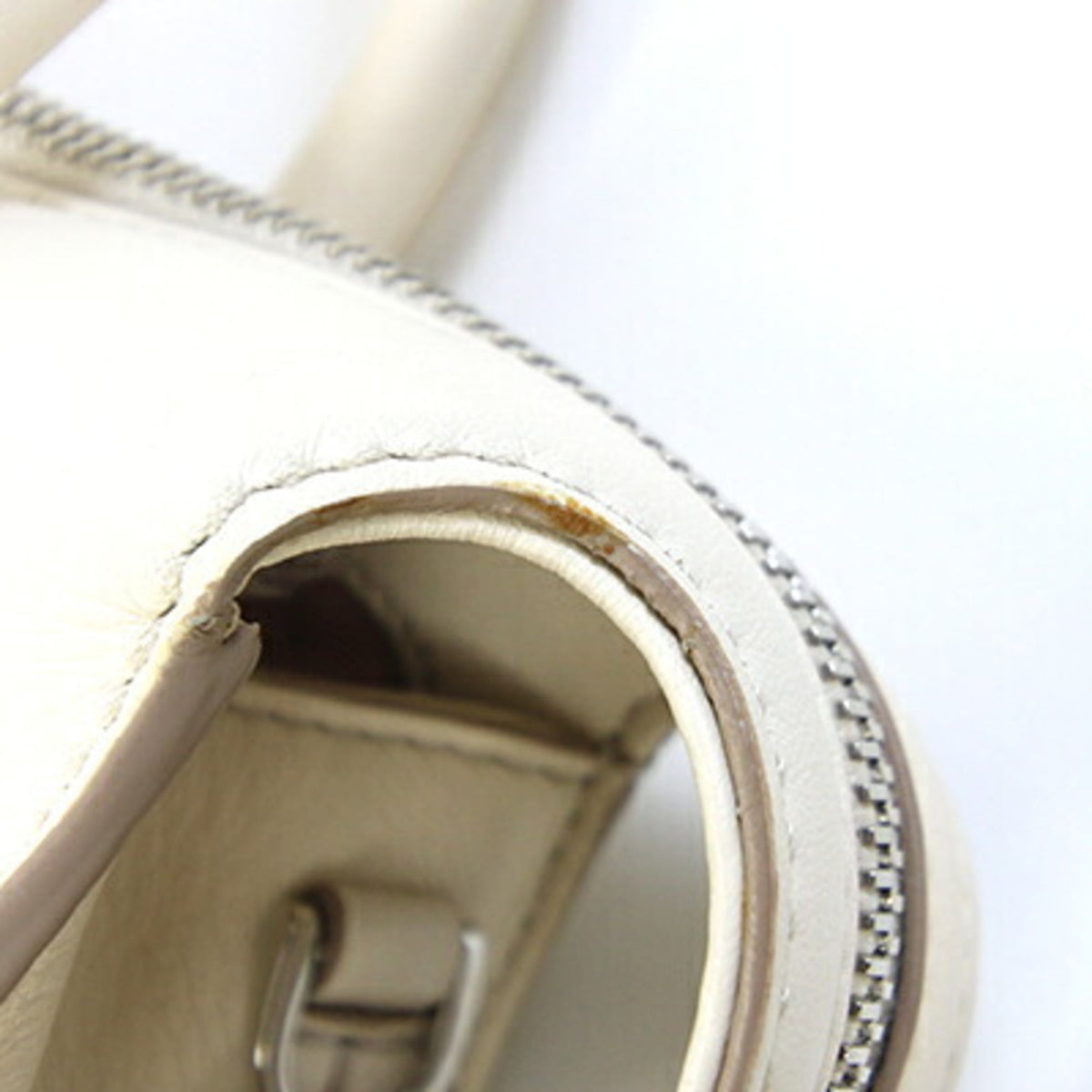 Tod's Ivory Leather Handbag (Pre-Owned)