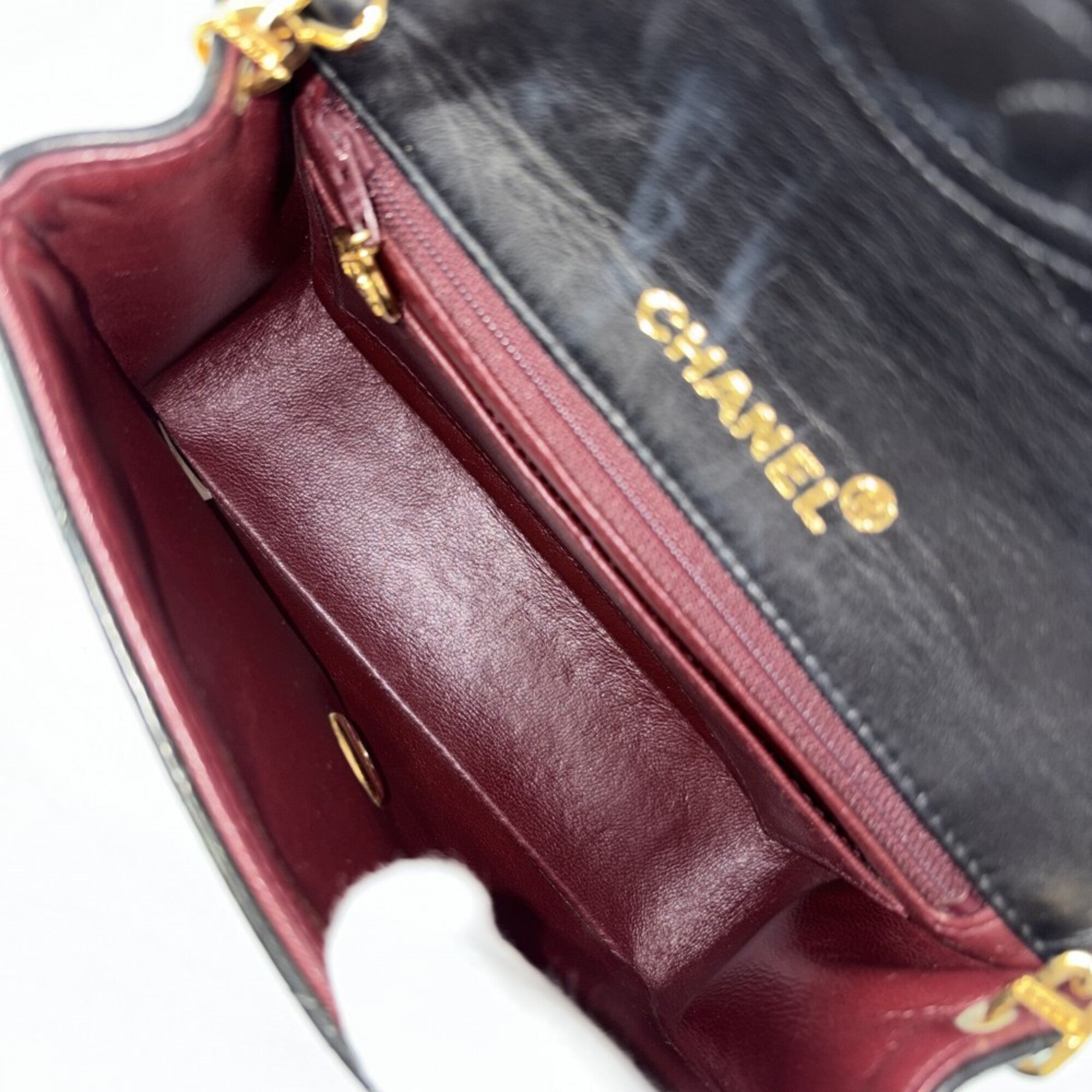 Chanel Black Leather Shoulder Bag (Pre-Owned)