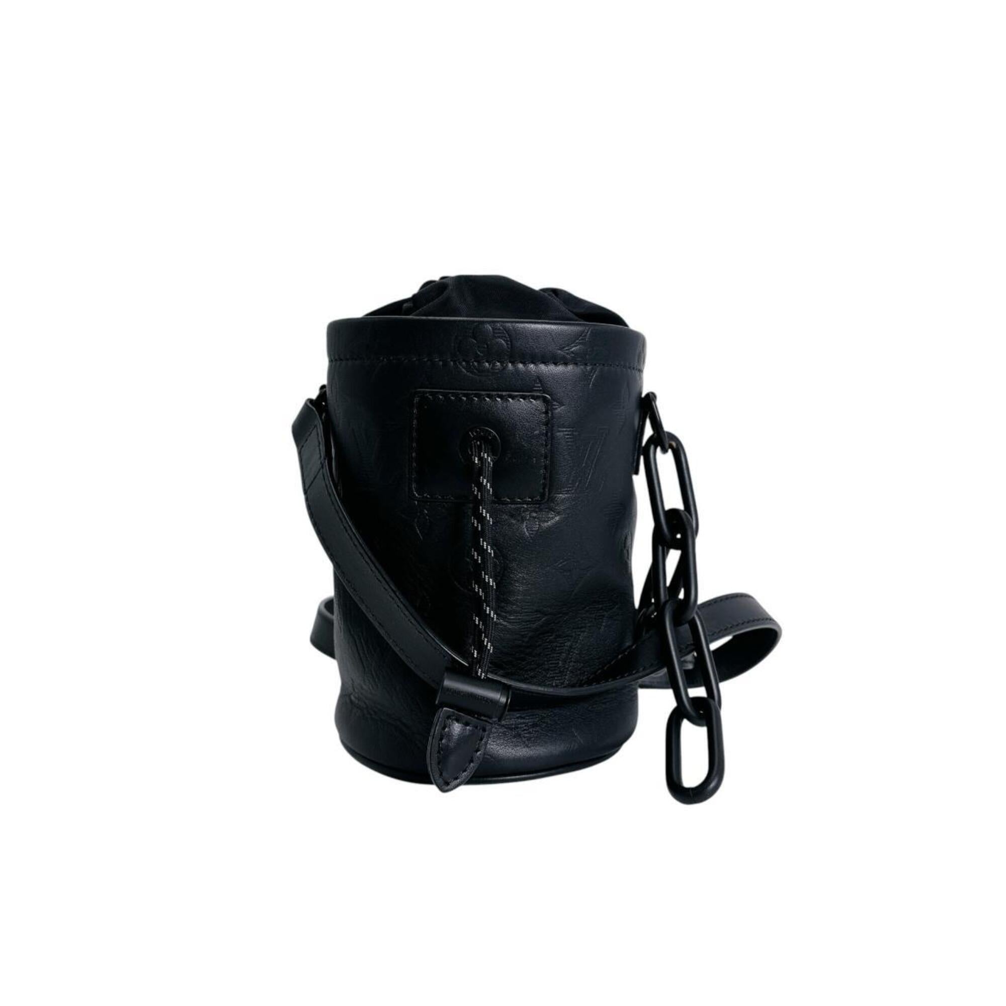 Louis Vuitton Black Leather Shoulder Bag (Pre-Owned)