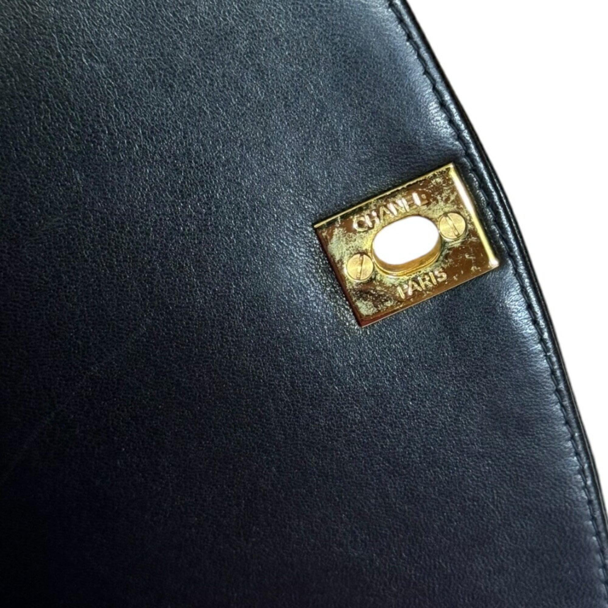 Chanel Black Leather Shoulder Bag (Pre-Owned)