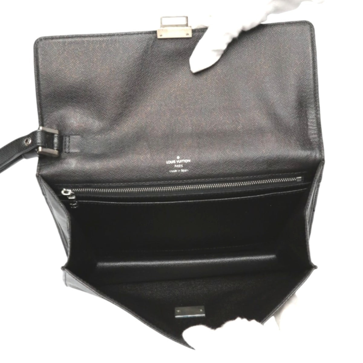 Louis Vuitton Taiga Black Taiga Leather Clutch Bag (Pre-Owned)