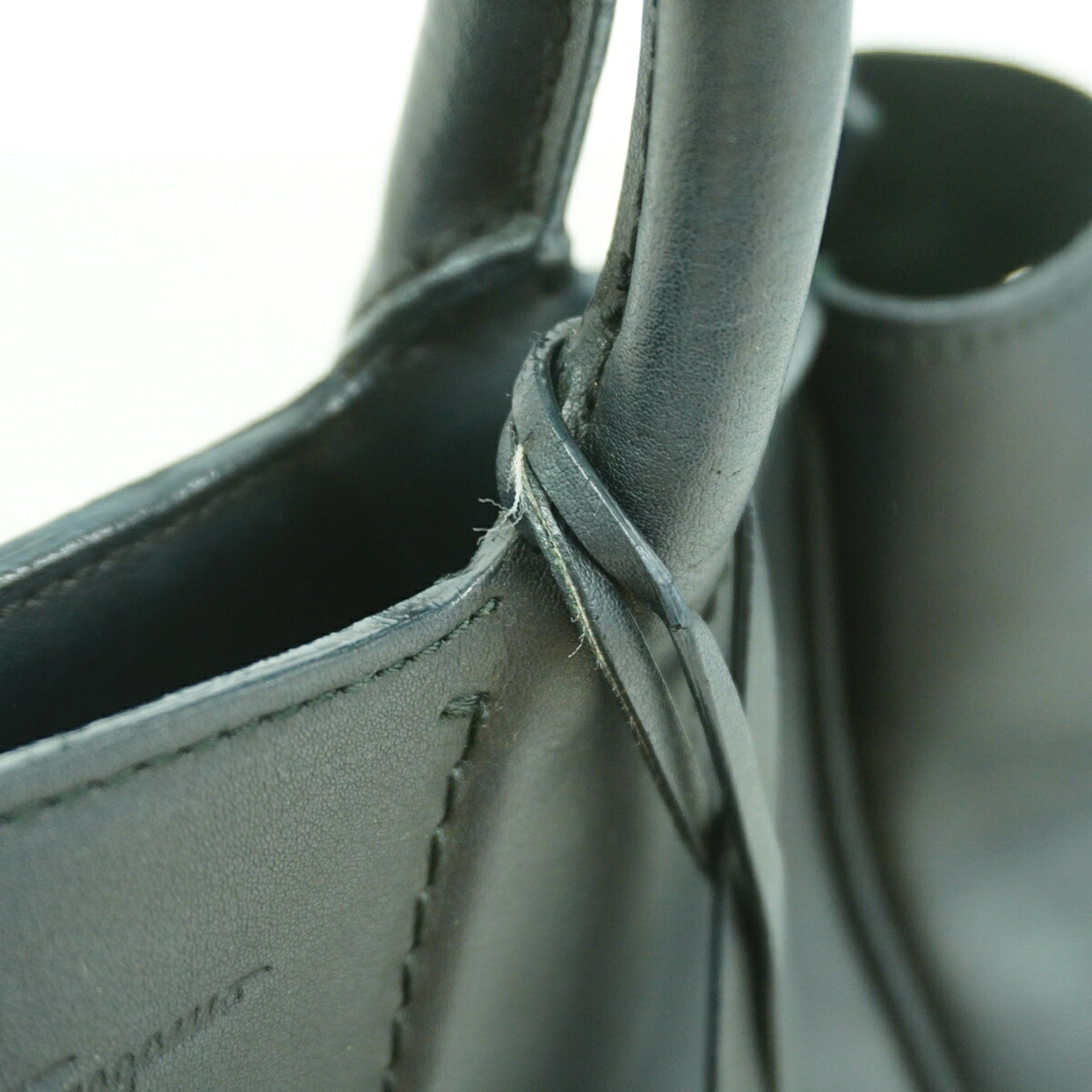 Salvatore Ferragamo Black Leather Handbag (Pre-Owned)