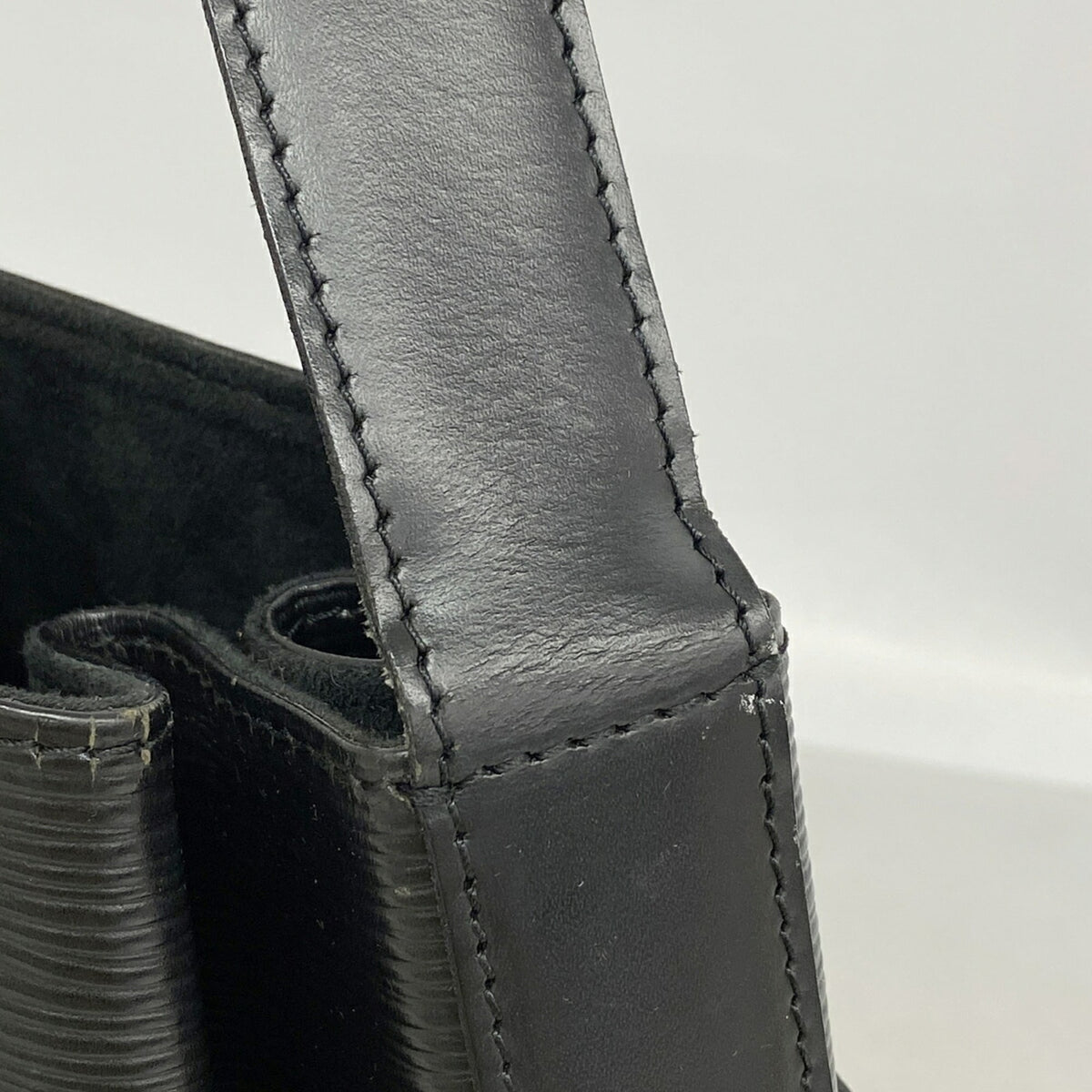 Louis Vuitton Noir Shoulder Bag (Pre-Owned)