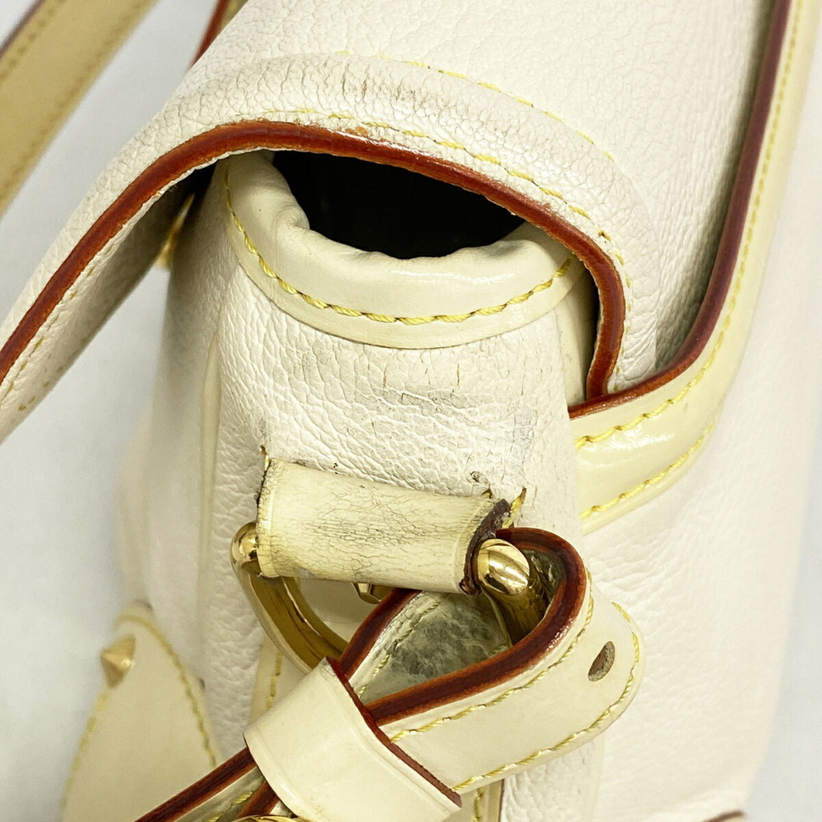 Louis Vuitton Blanc Shoulder Bag (Pre-Owned)