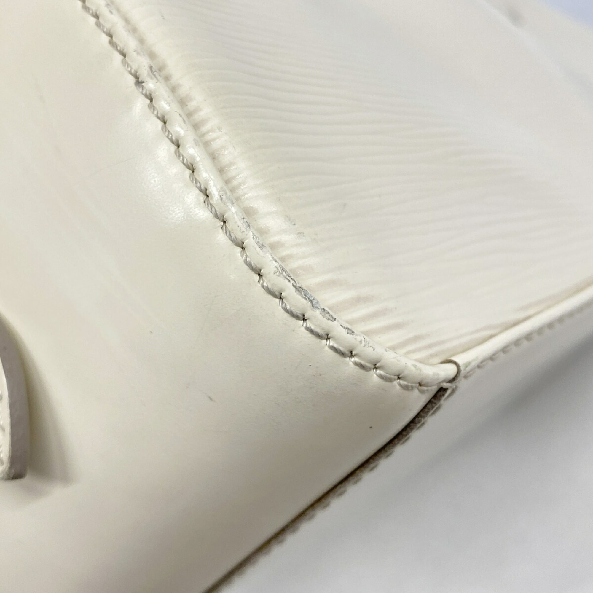 Louis Vuitton Lv Off White Handbag (Pre-Owned)