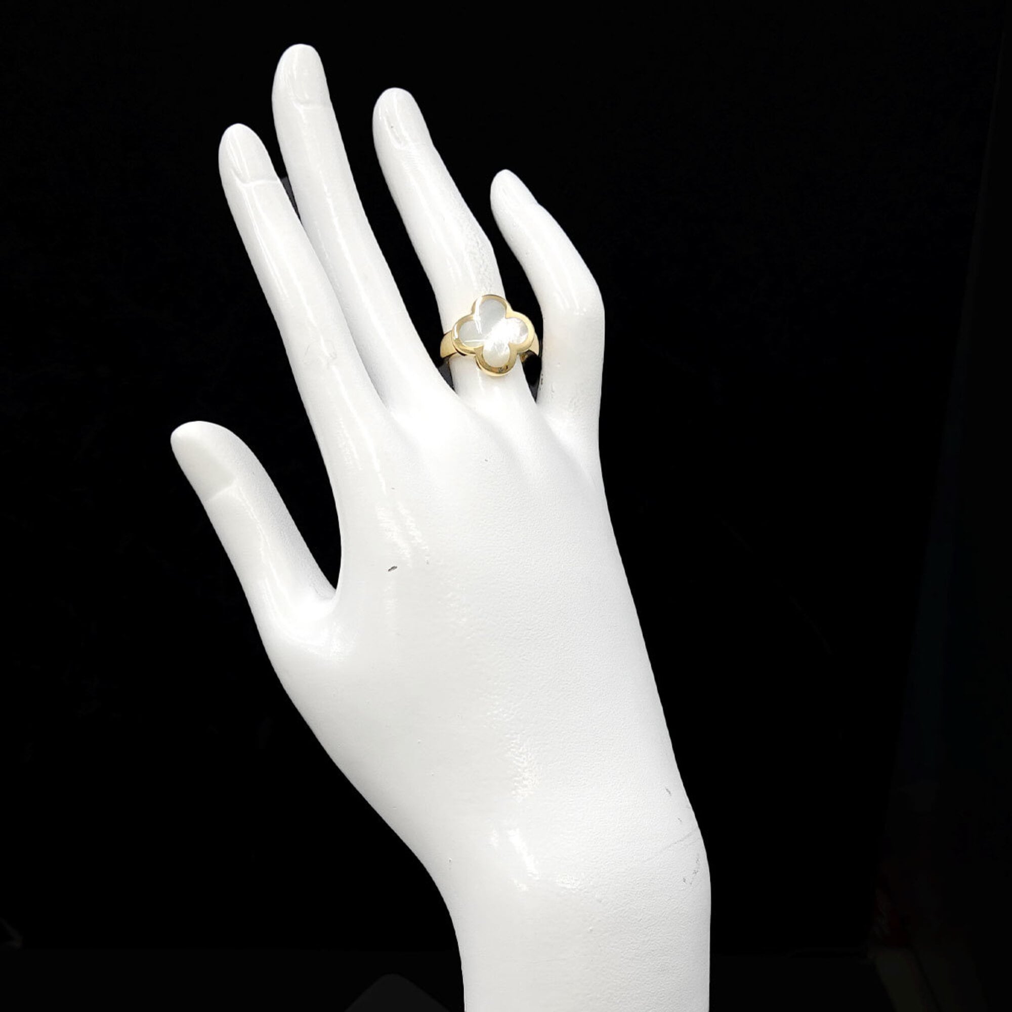 Van Cleef & Arpels Yellow Gold (18K) Shell Band Ring (Pre-Owned)