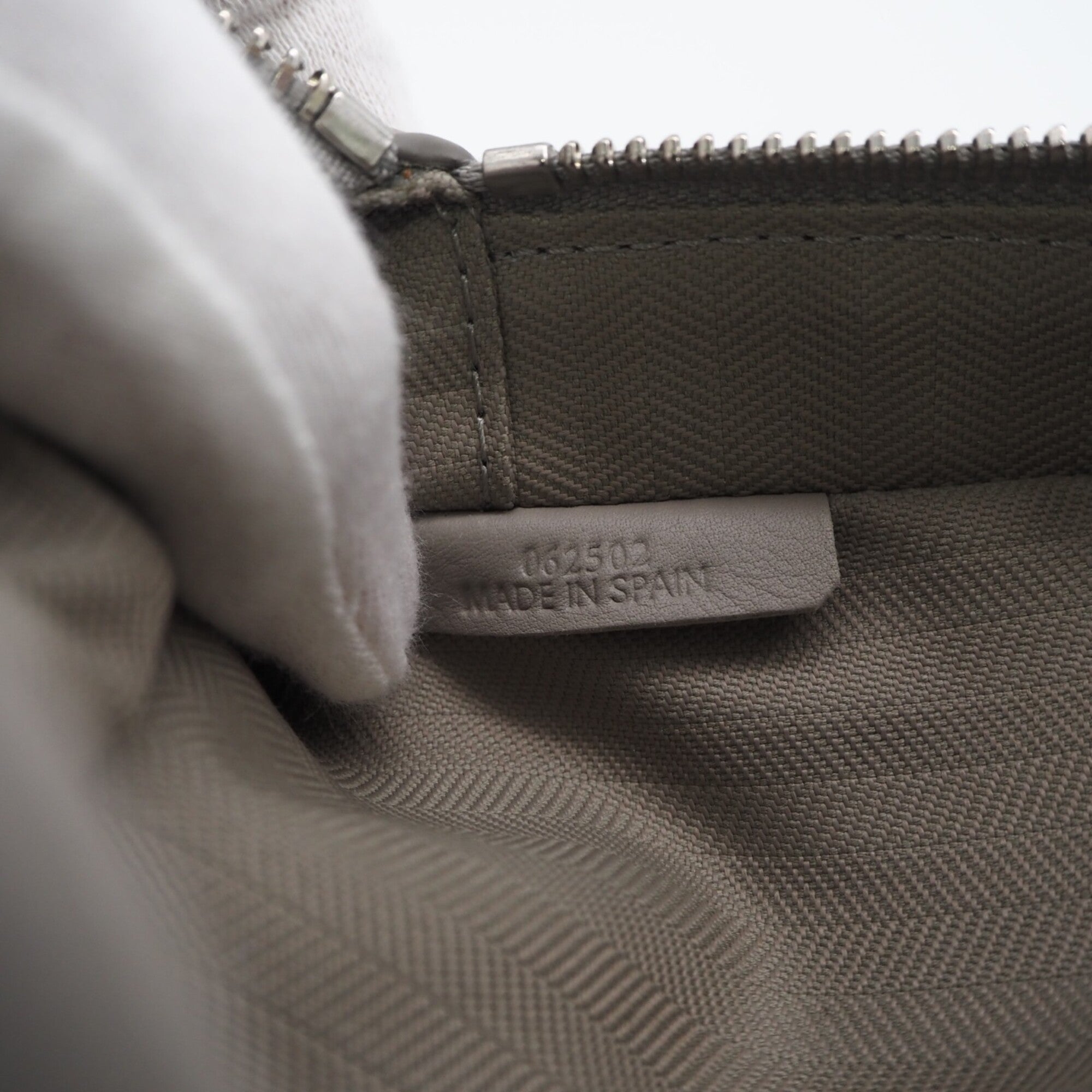 Loewe Gray Leather Shoulder Bag (Pre-Owned)