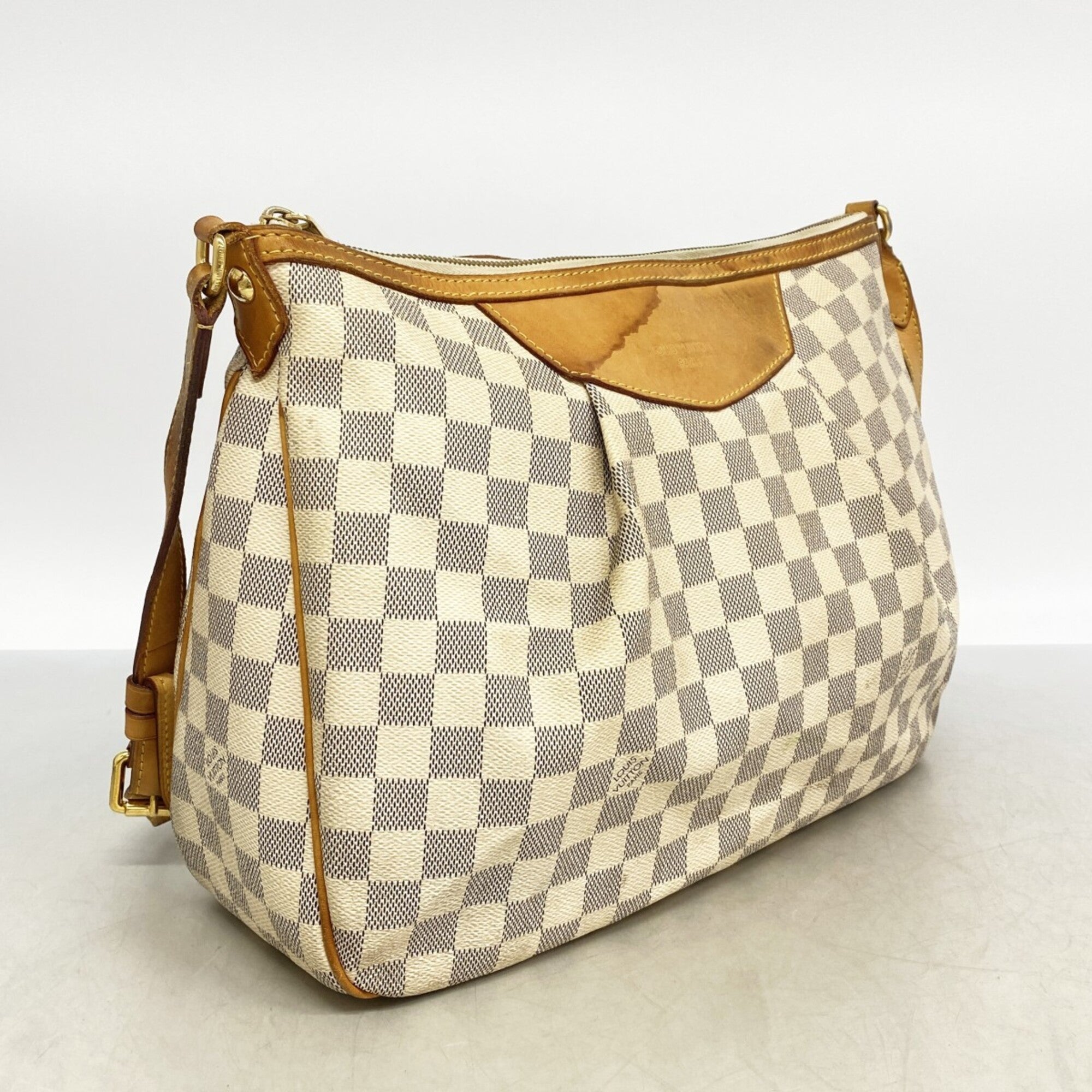 Louis Vuitton White Shoulder Bag (Pre-Owned)