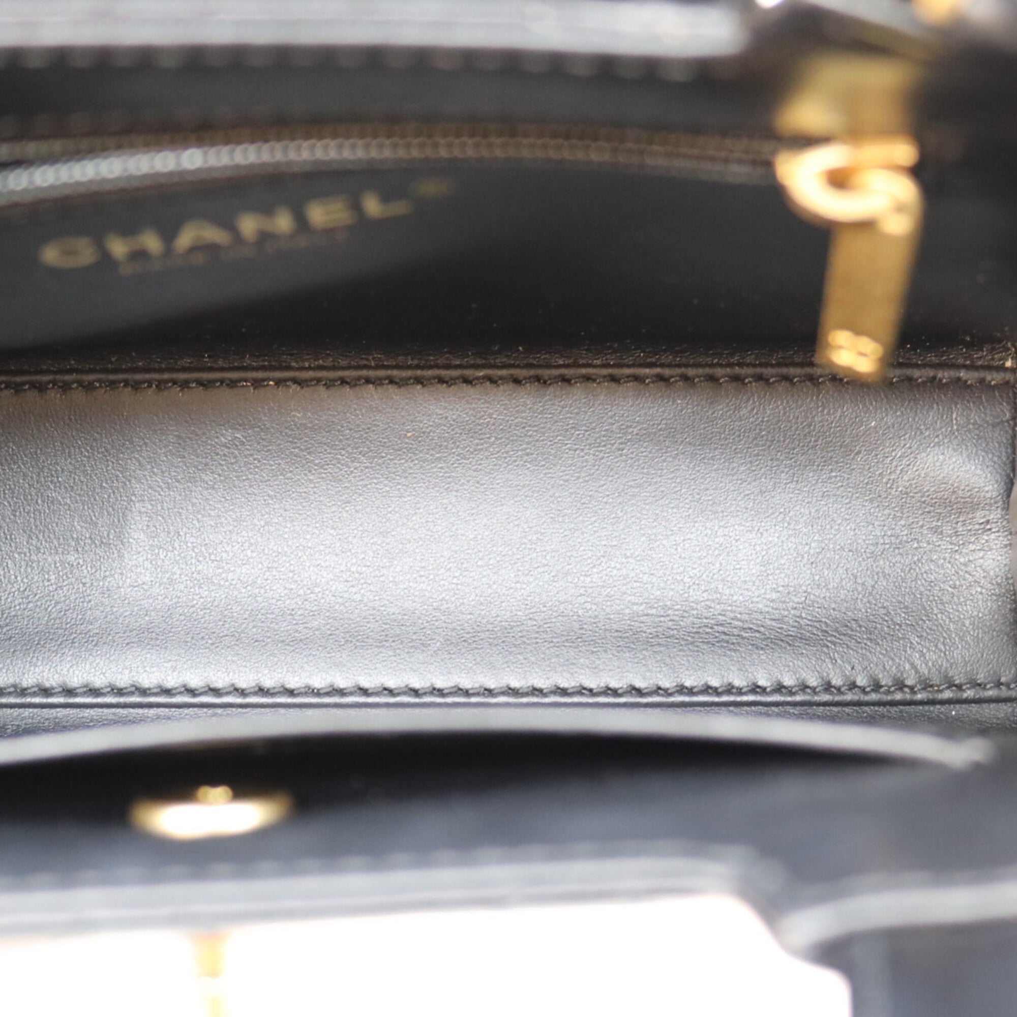 Chanel Black Leather Shoulder Bag (Pre-Owned)