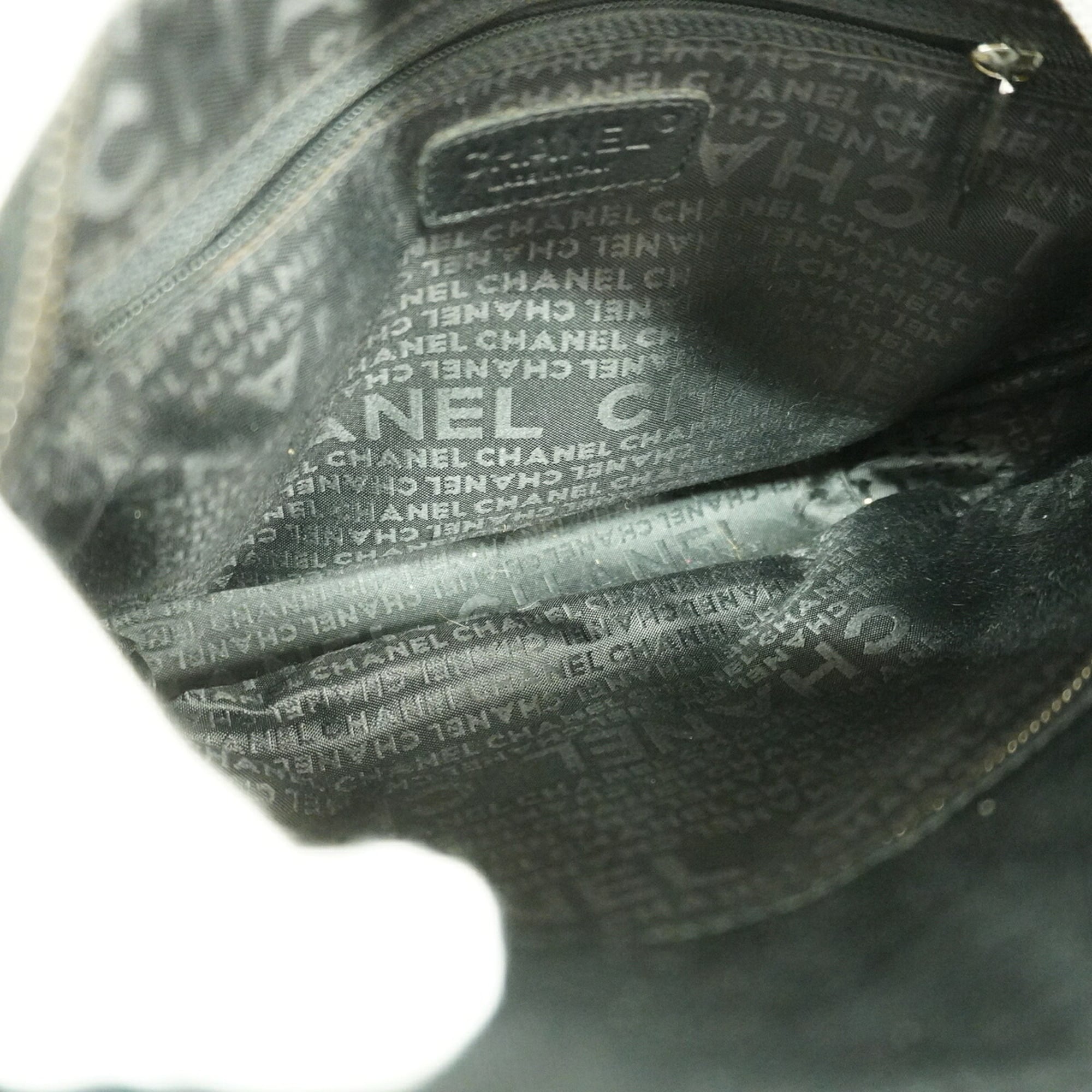 Chanel Black Shoulder Bag (Pre-Owned)