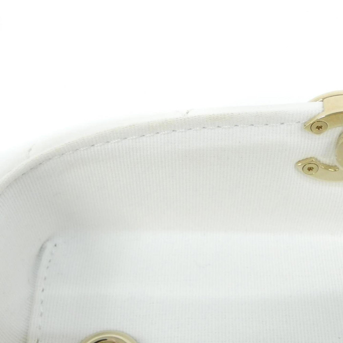 Chanel White Leather Shoulder Bag (Pre-Owned)