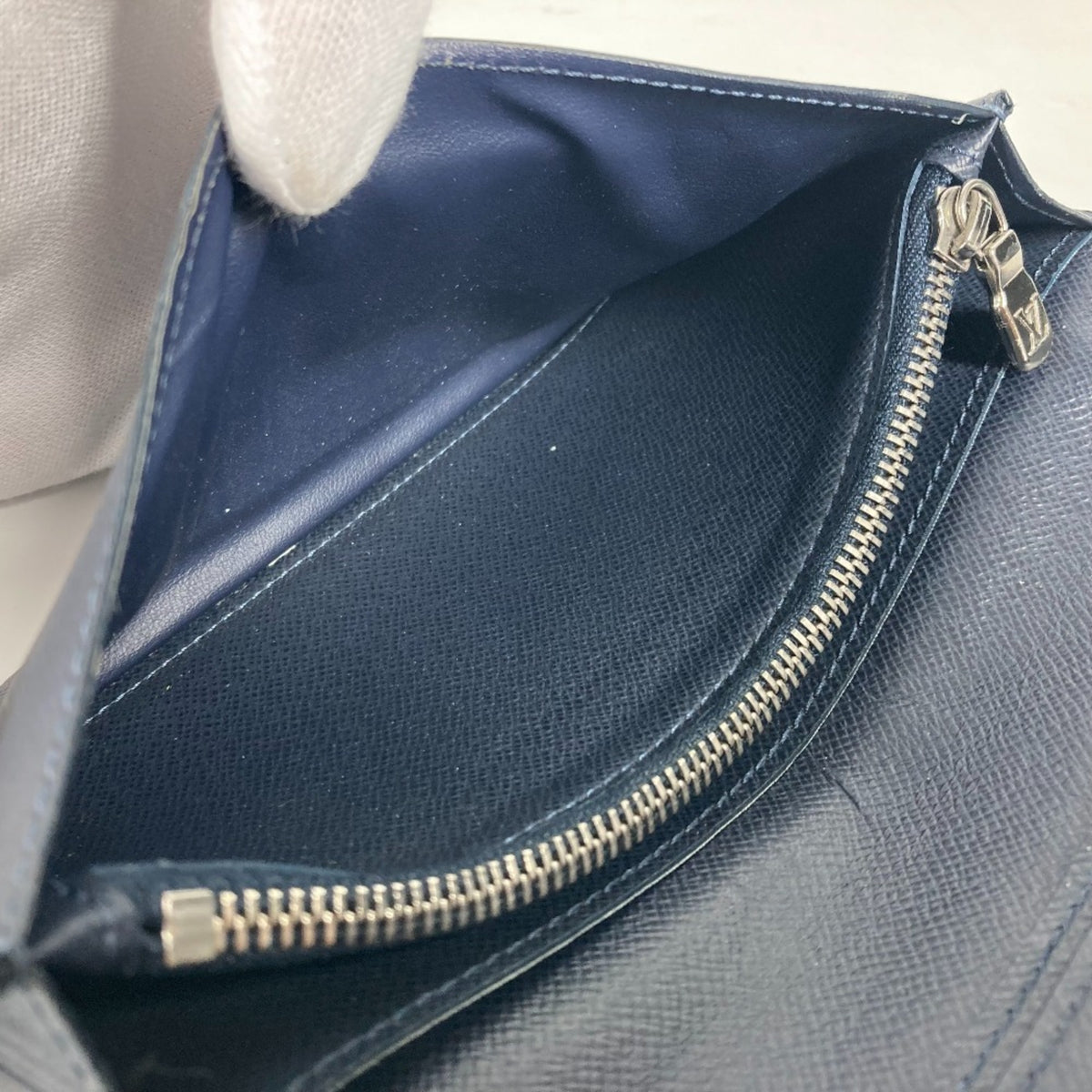 Louis Vuitton Navy Taiga Leather Long Wallet (Bi-Fold) (Pre-Owned)