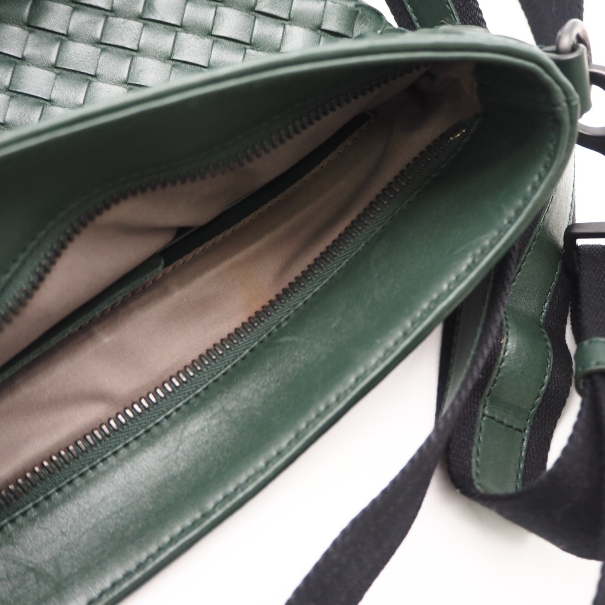 Bottega Veneta Intrecciato Black Green Leather Shoulder Bag (Pre-Owned)