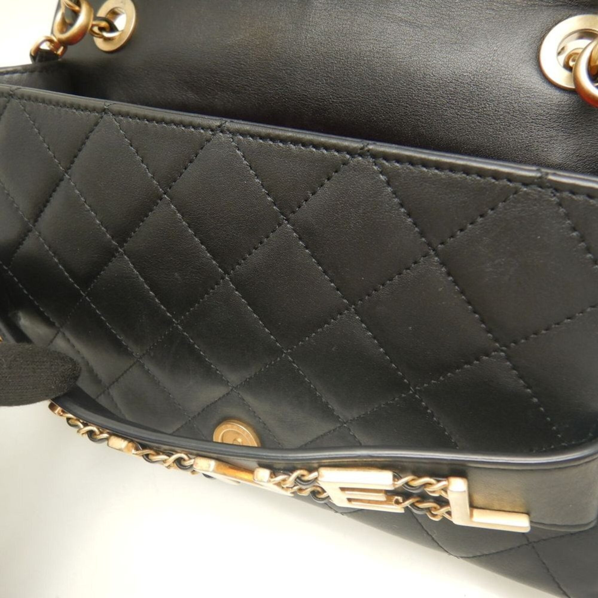Chanel Black Leather Shoulder Bag (Pre-Owned)