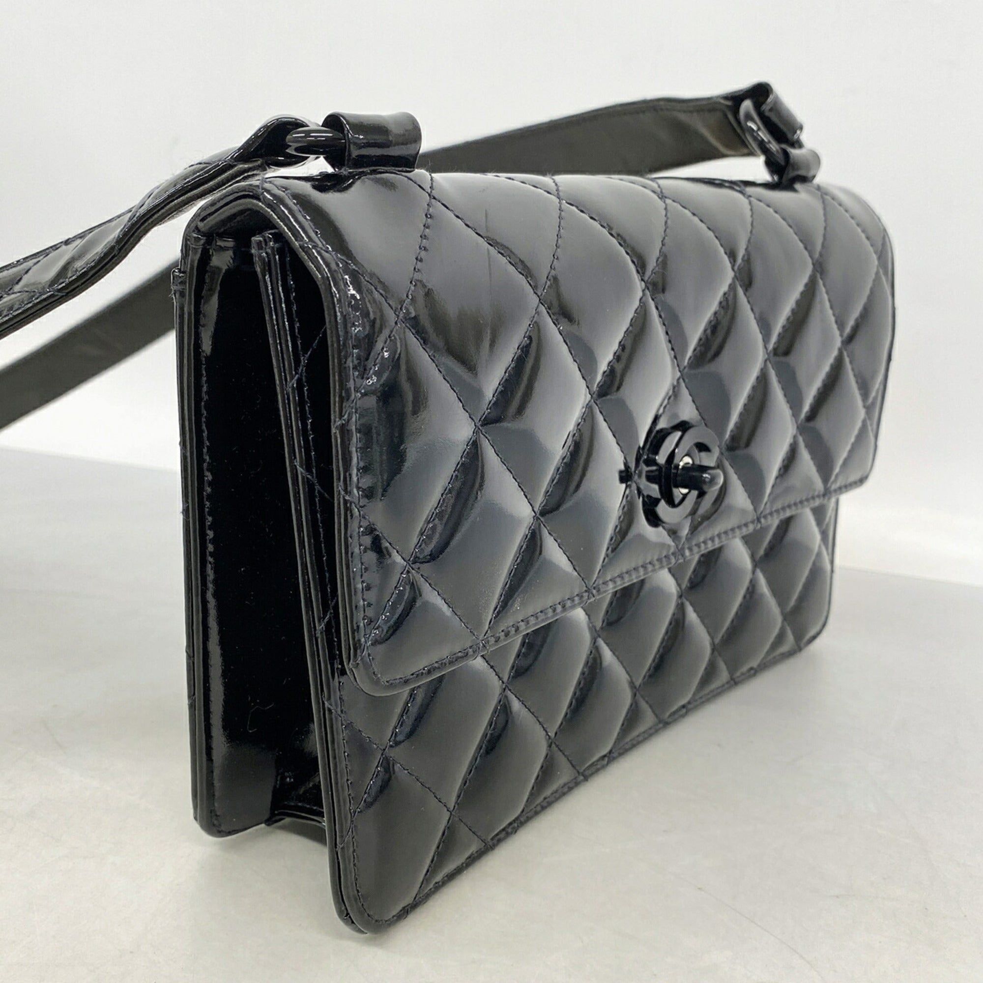 Chanel Black Patent Leather Shoulder Bag (Pre-Owned)