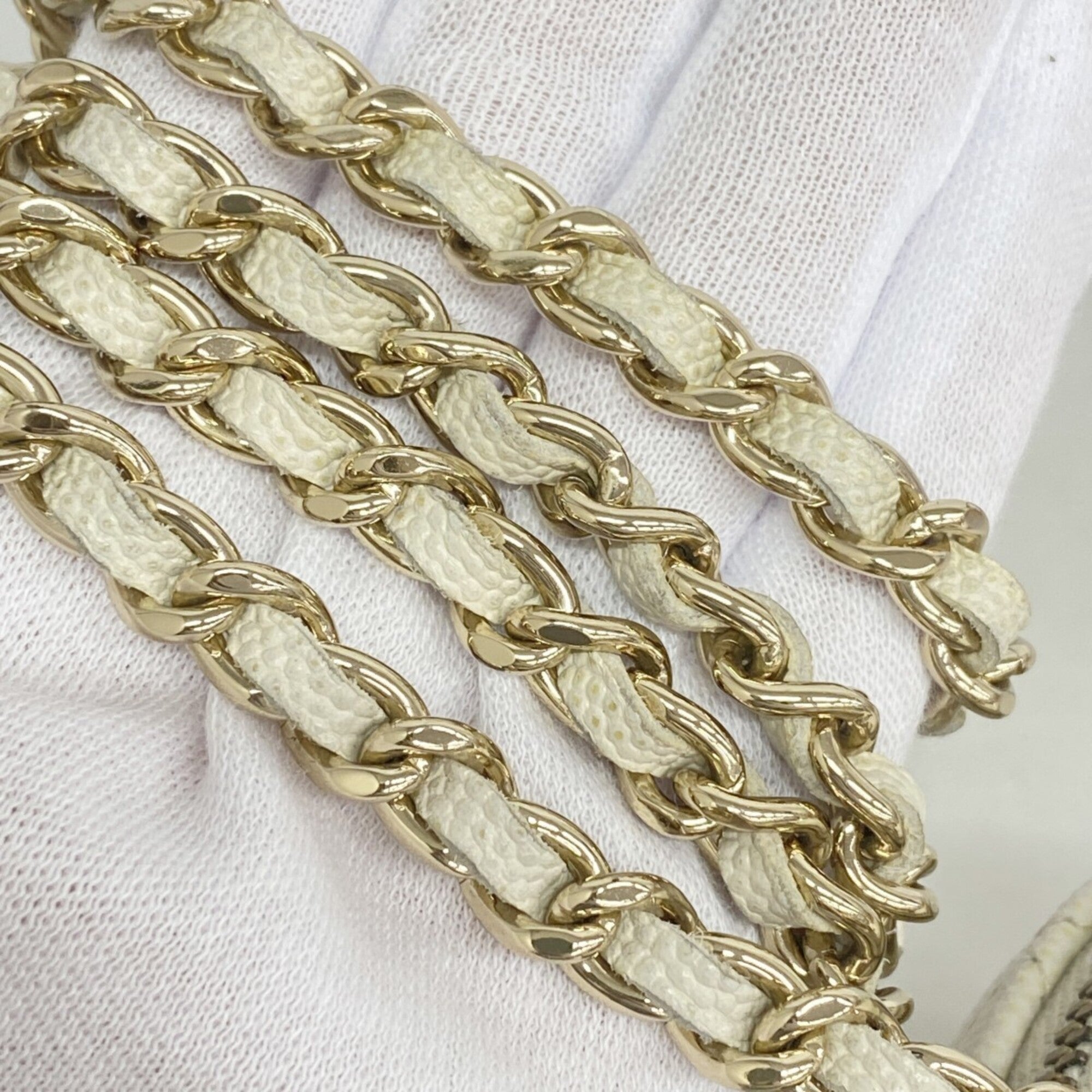 Chanel White Grained Calfskin Shoulder Bag (Pre-Owned)