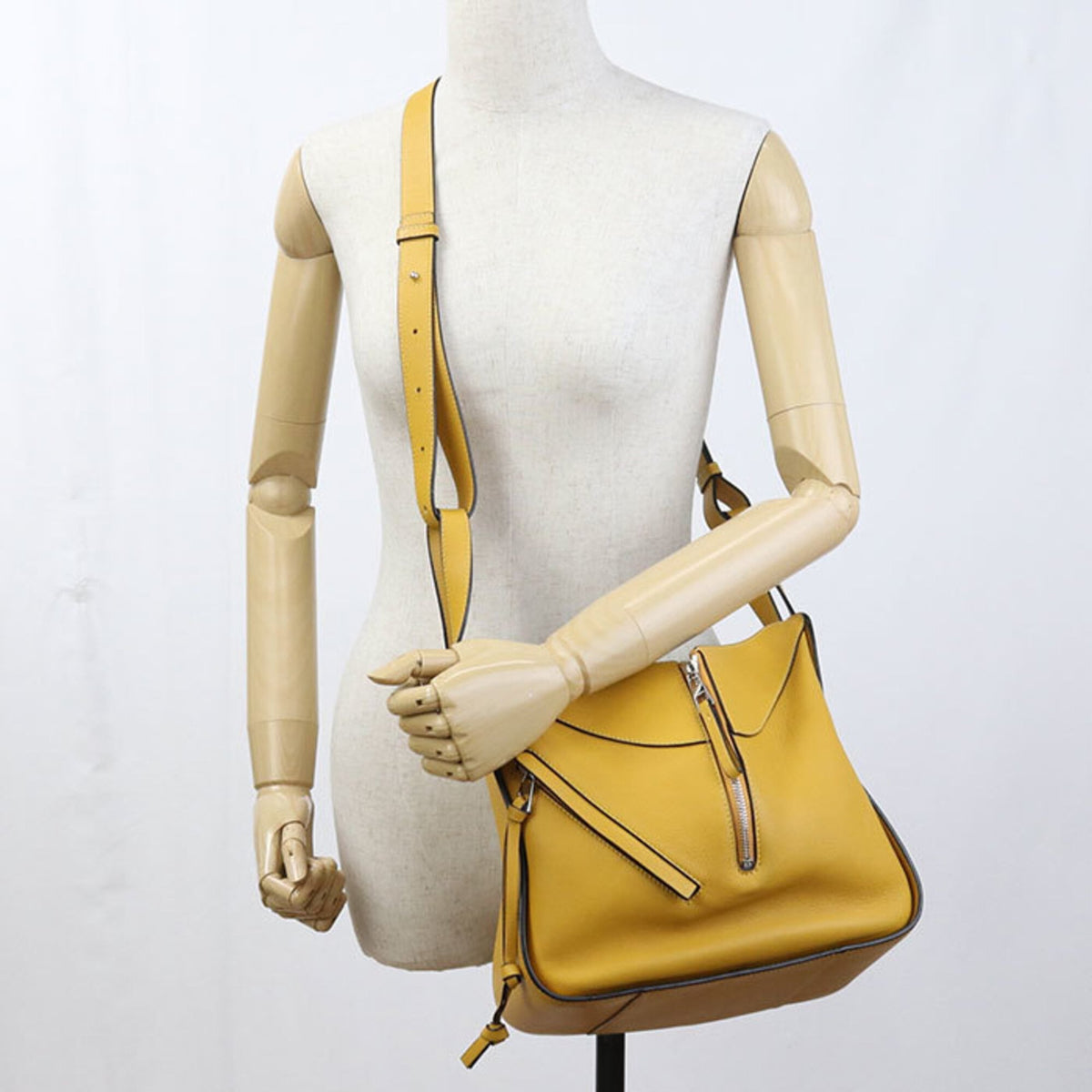 Loewe Yellow Leather Handbag (Pre-Owned)