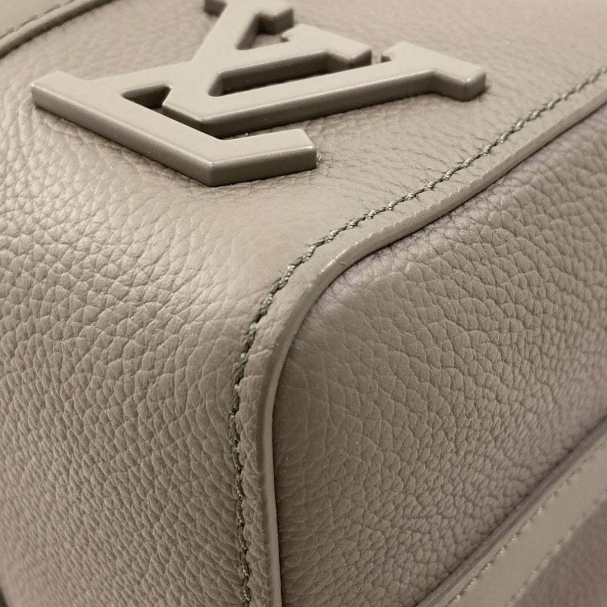 Louis Vuitton Khaki Leather Shoulder Bag (Pre-Owned)