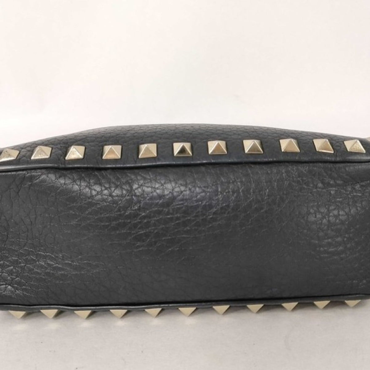 Valentino Garavani Black Leather Shoulder Bag (Pre-Owned)