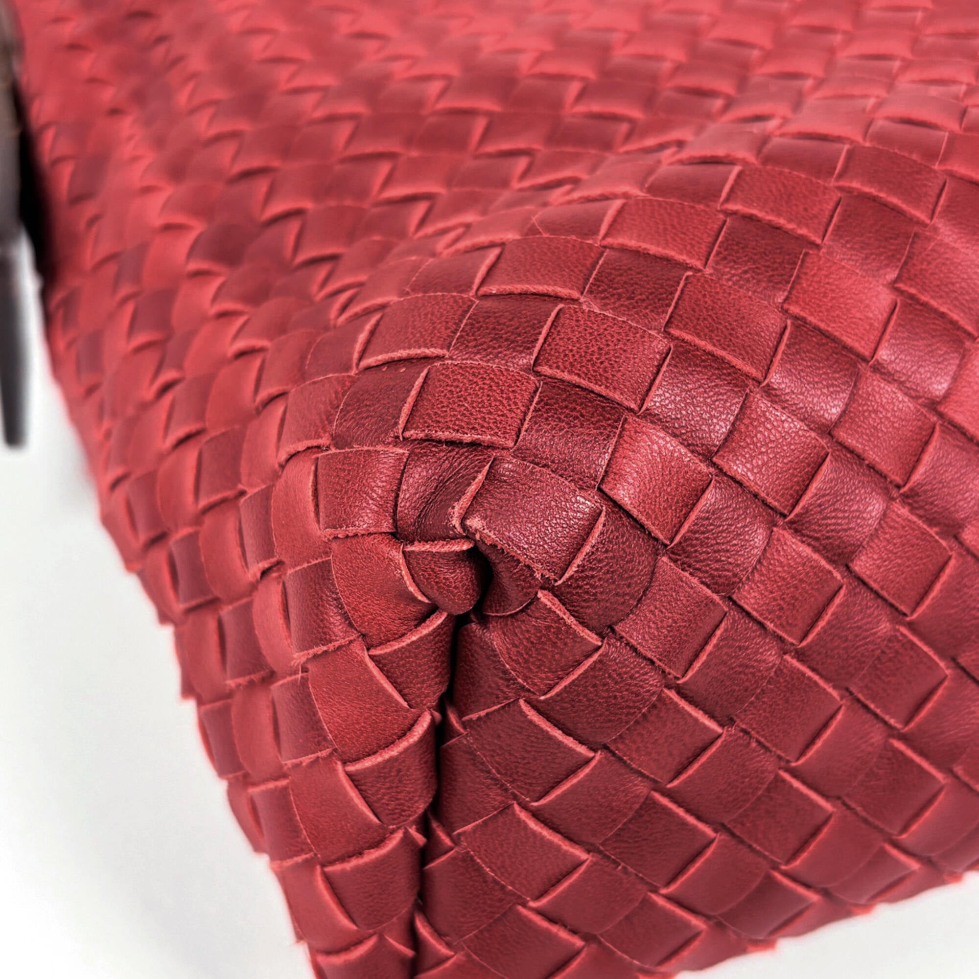 Bottega Veneta Intrecciato Red Color Leather Shoulder Bag (Pre-Owned)