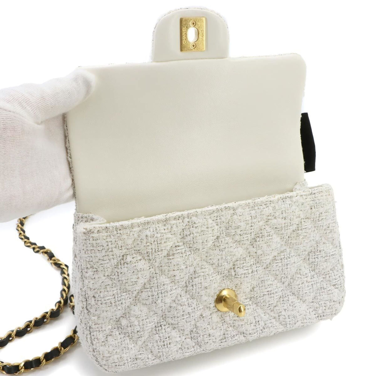 Chanel White Tweed Handbag Shoulder Bag (Pre-Owned)