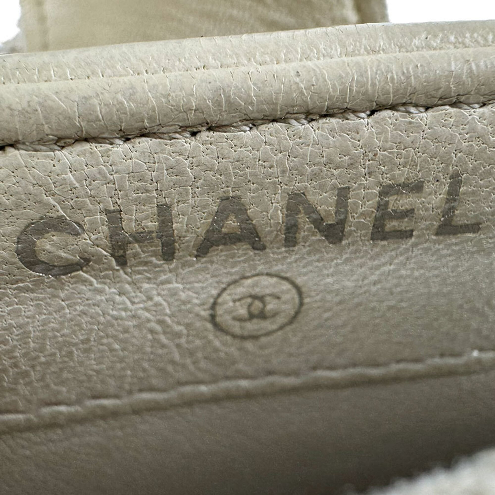 Chanel Ivory Leather Shoulder Bag (Pre-Owned)