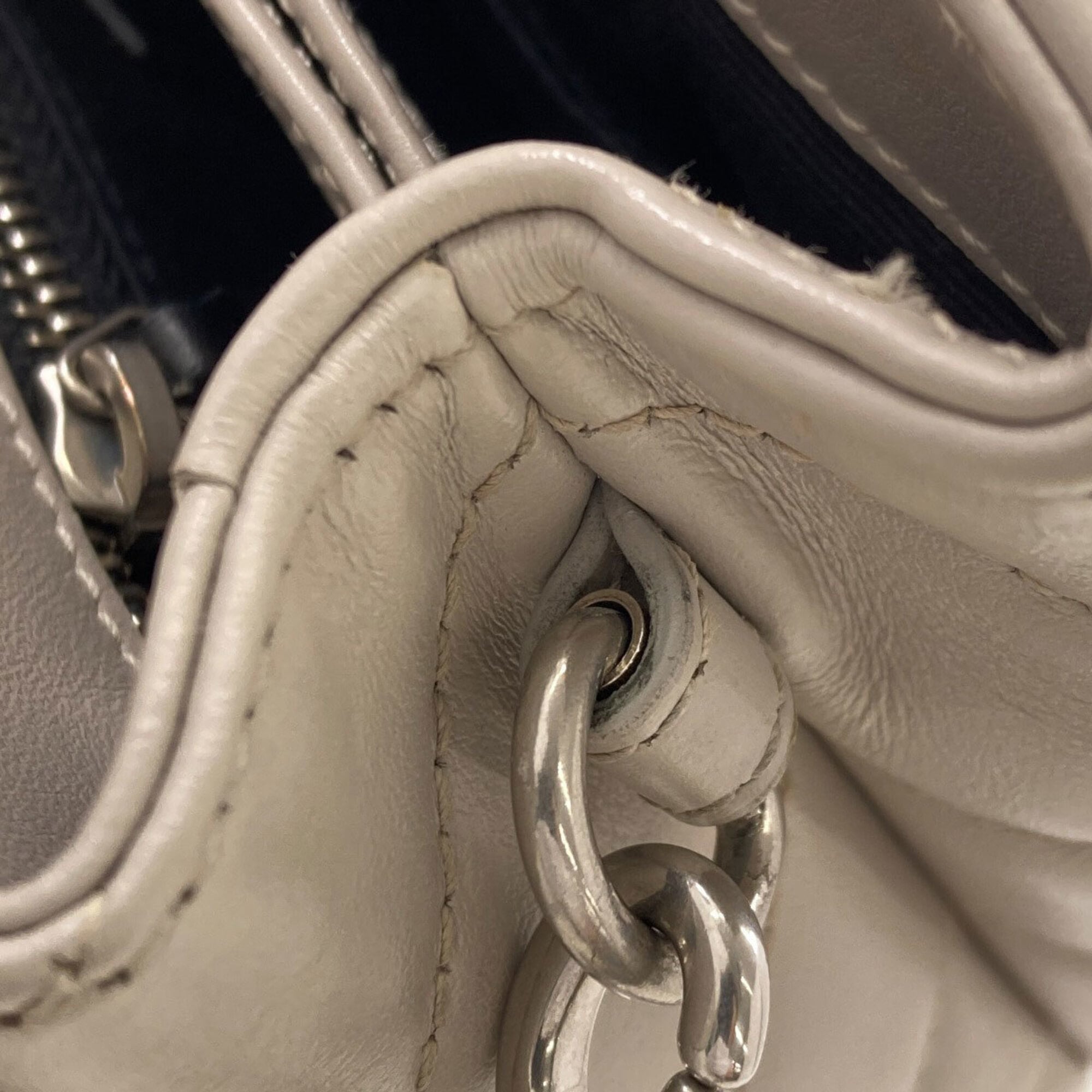 Yves Saint Laurent Light Gray Leather Shoulder Bag (Pre-Owned)