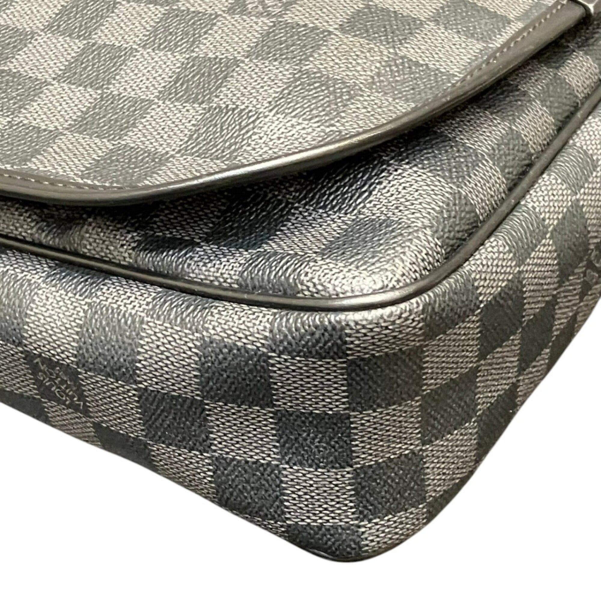 Louis Vuitton Black Shoulder Bag (Pre-Owned)