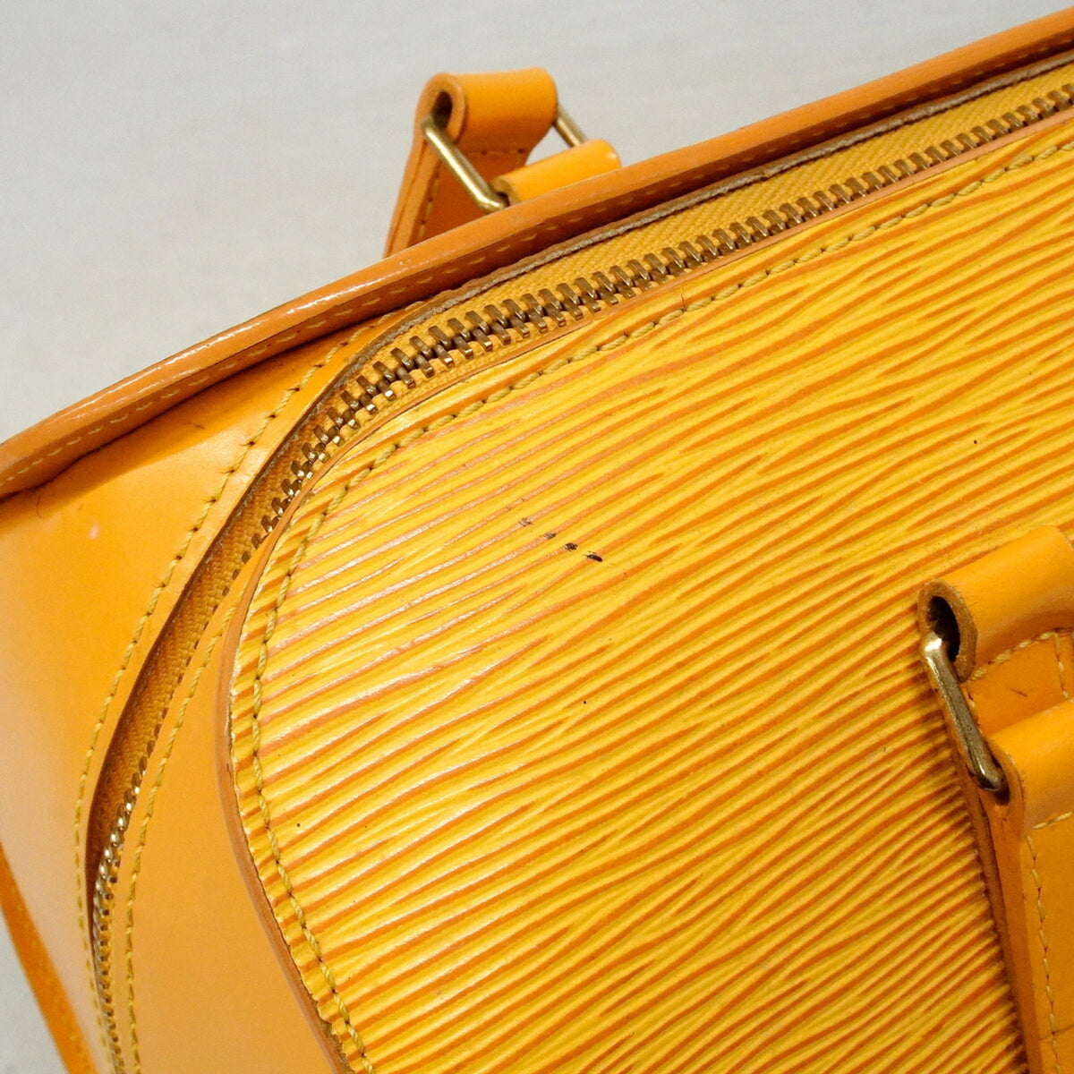 Louis Vuitton Jaune Handbag (Pre-Owned)