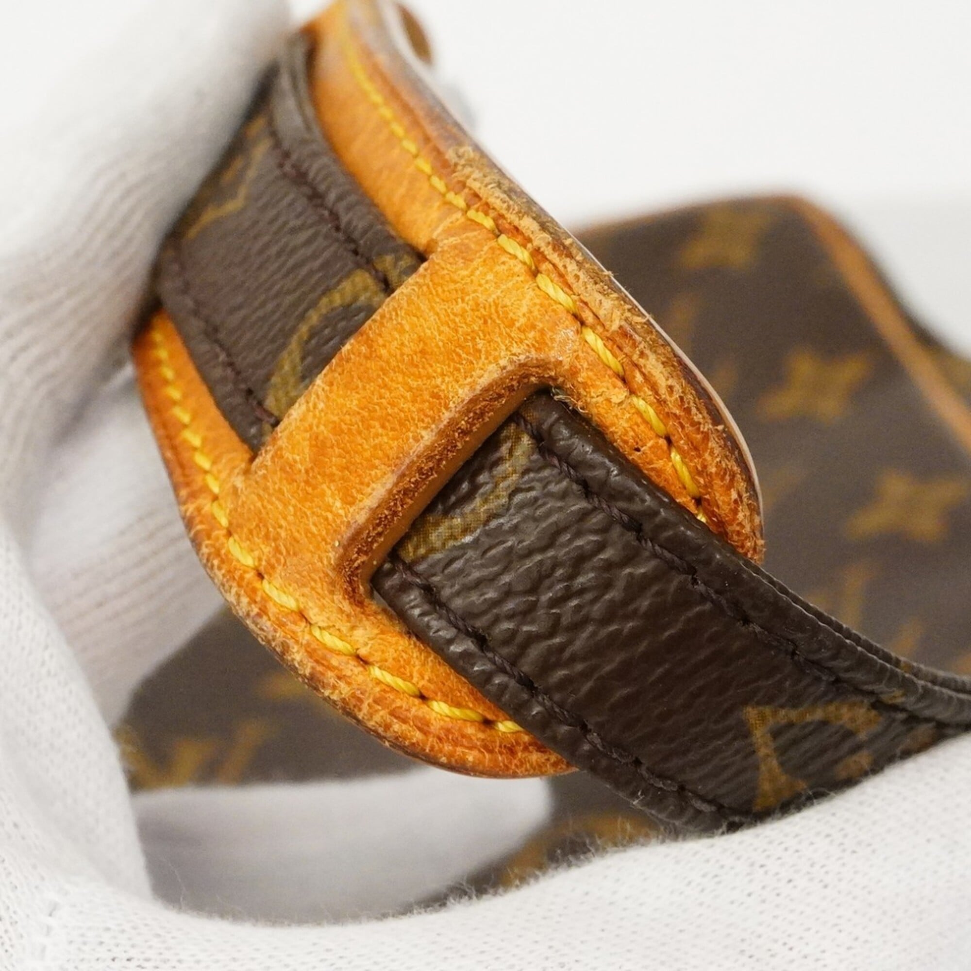 Louis Vuitton Brown Shoulder Bag (Pre-Owned)