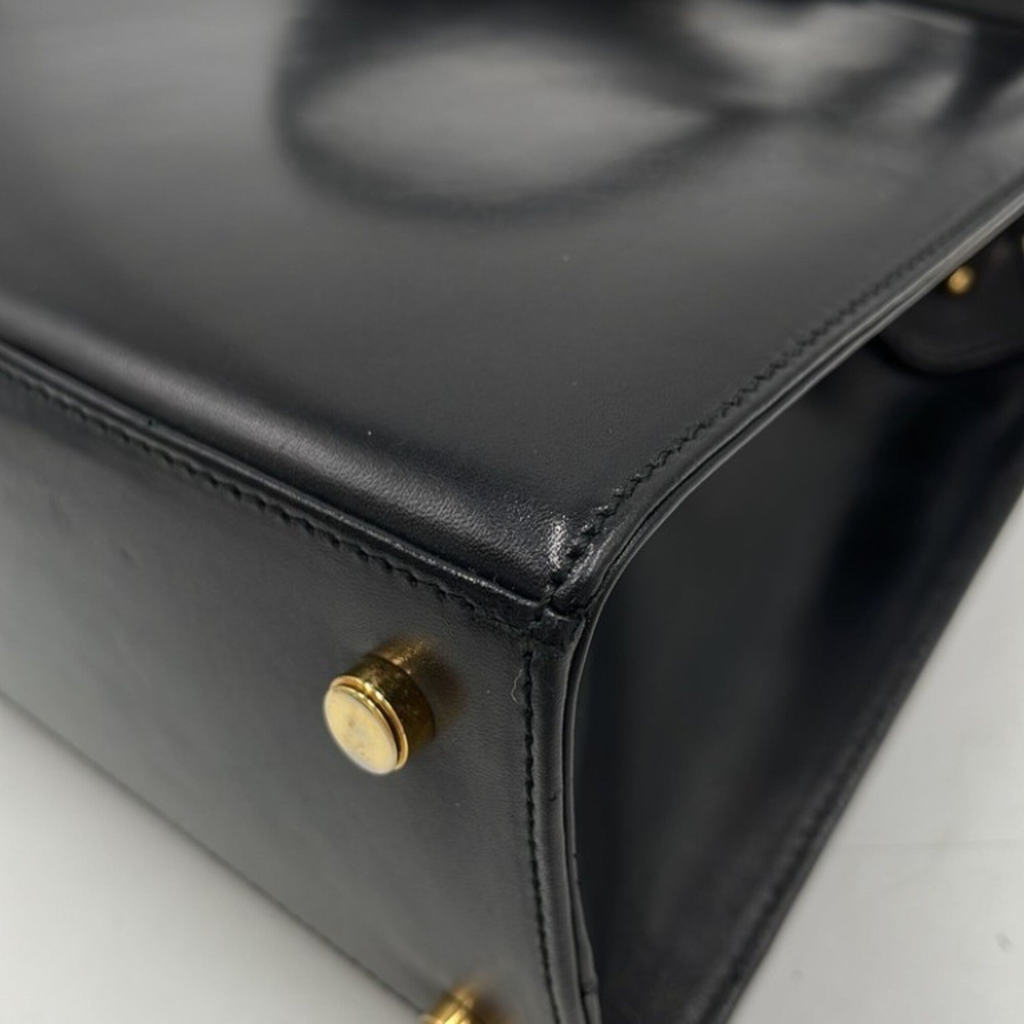 Salvatore Ferragamo Black Leather Shoulder Bag (Pre-Owned)