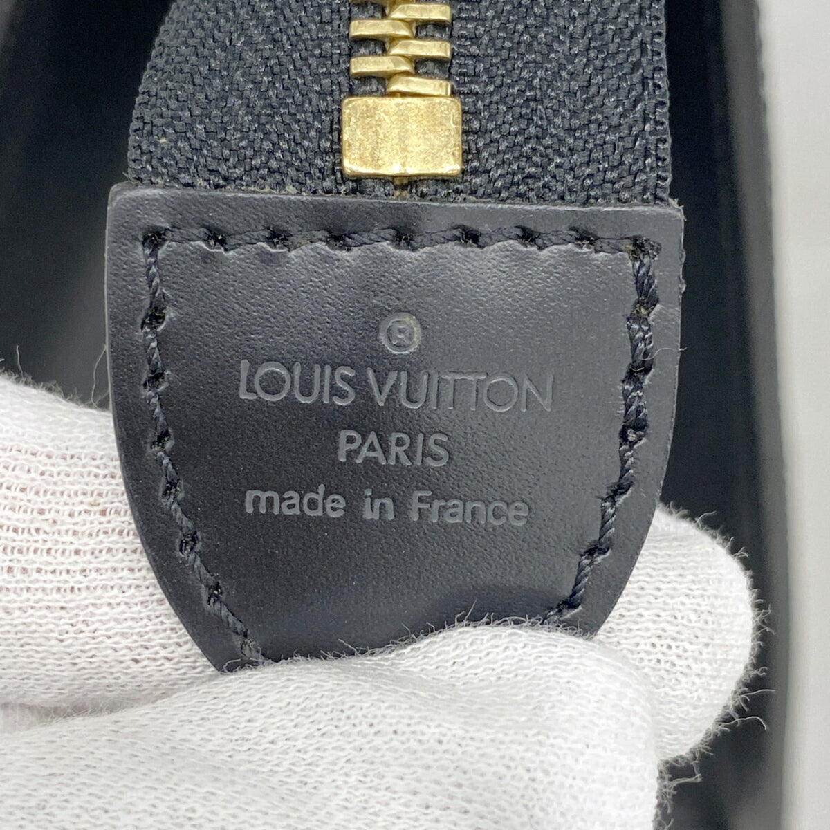 Louis Vuitton Noir Handbag (Pre-Owned)