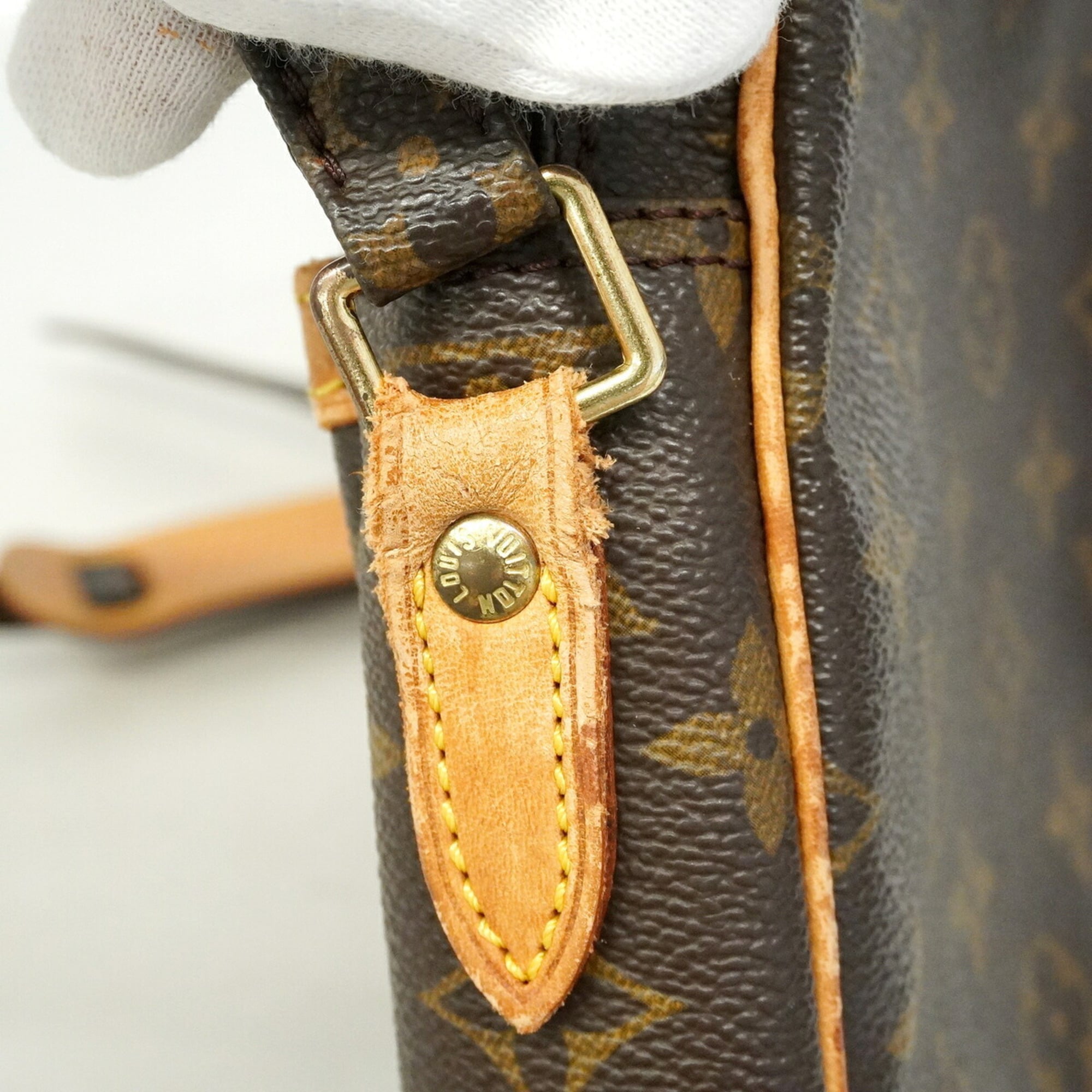 Louis Vuitton Brown Shoulder Bag (Pre-Owned)