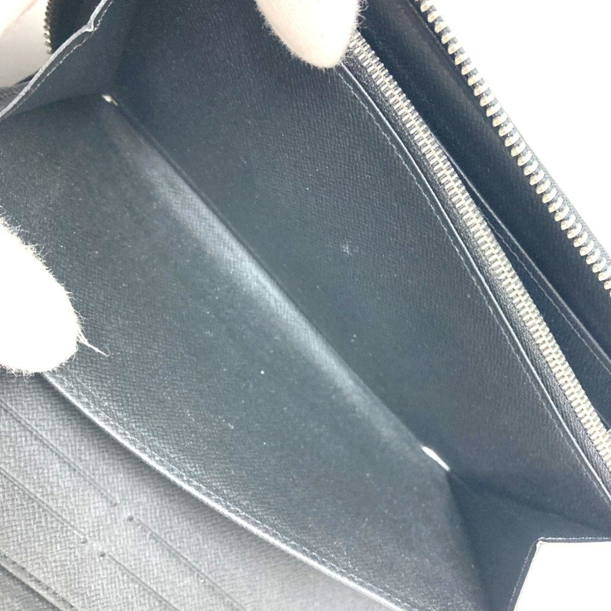 Louis Vuitton Black Noir Taiga Leather Leather Long Wallet (Bi-Fold) (Pre-Owned)