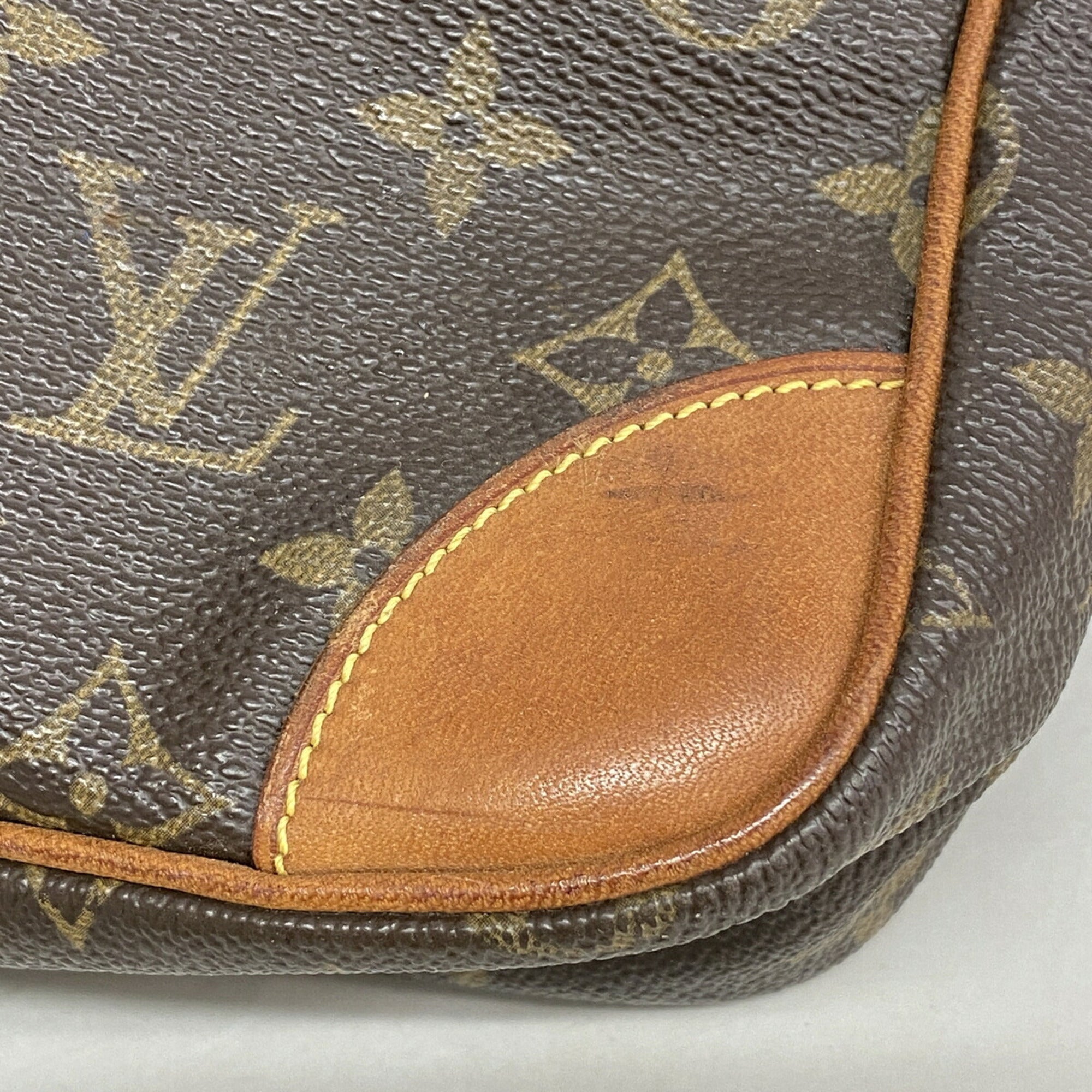 Louis Vuitton Brown Clutch Bag (Pre-Owned)