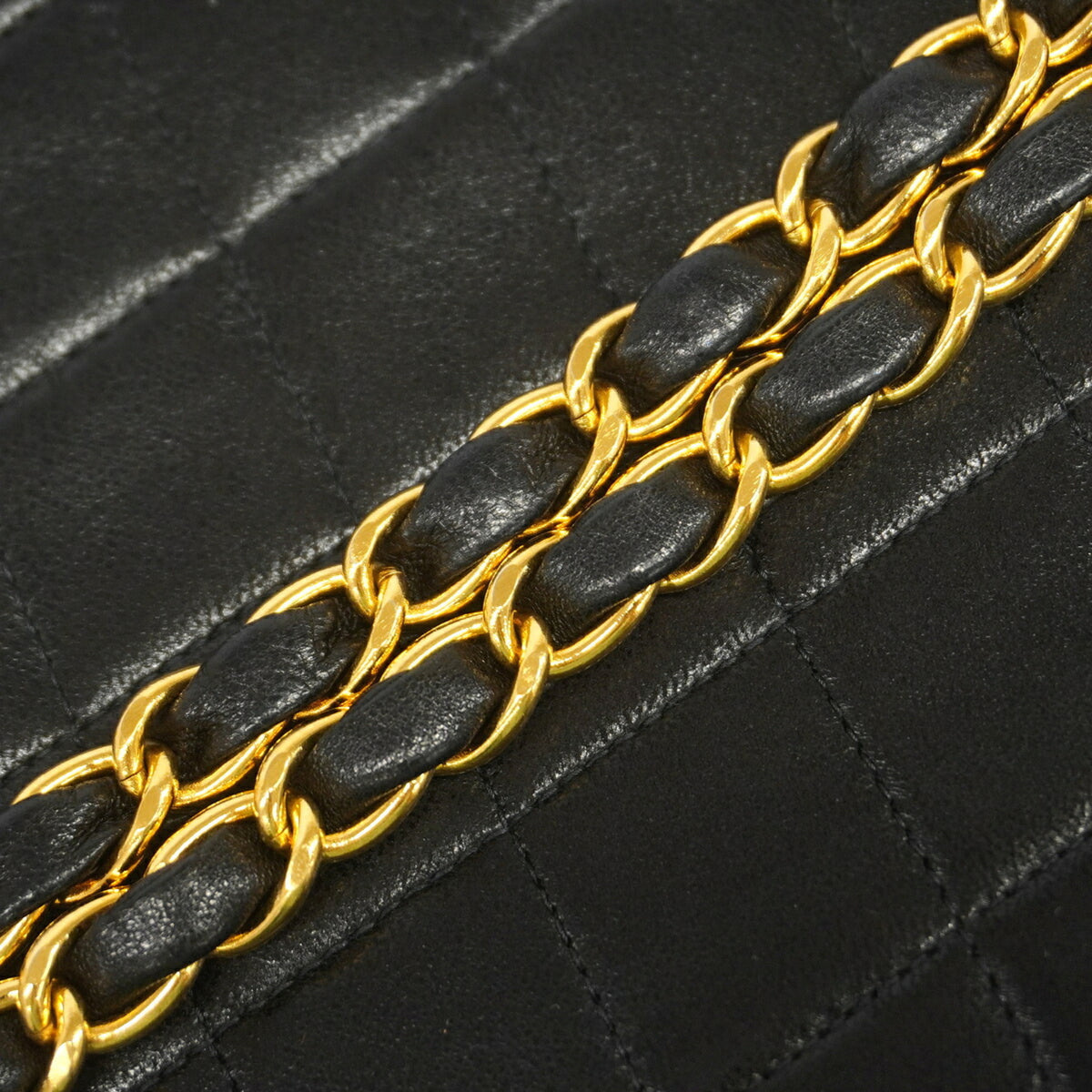 Chanel Black Leather Shoulder Bag (Pre-Owned)