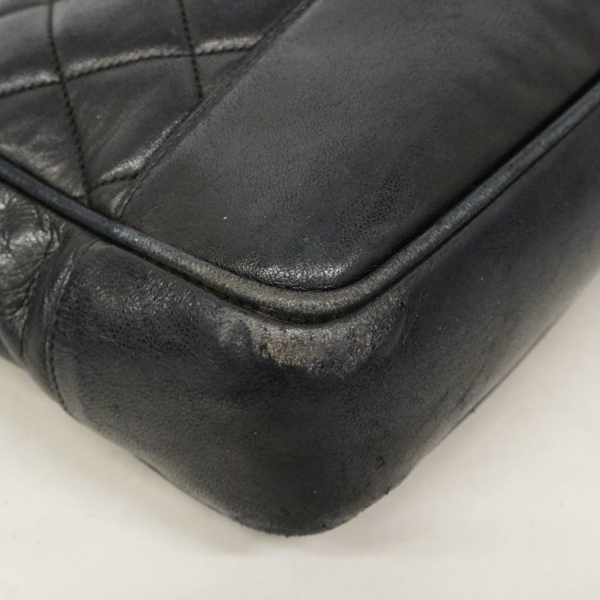 Chanel Black Leather Shoulder Bag (Pre-Owned)