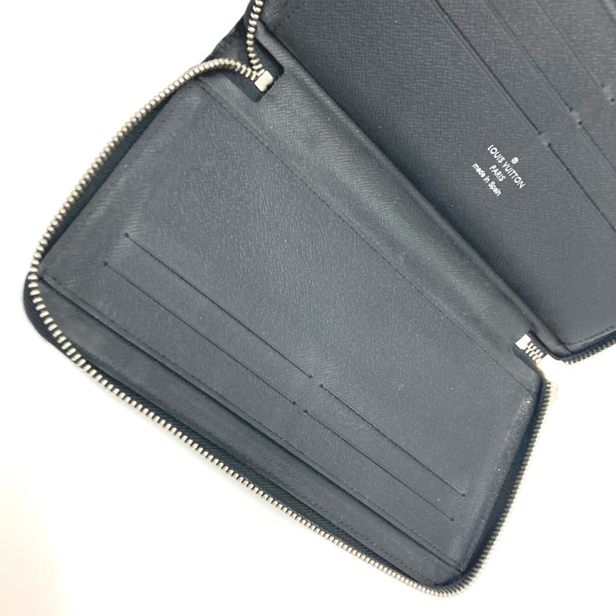 Louis Vuitton Black Noir Taiga Leather Leather Long Wallet (Bi-Fold) (Pre-Owned)